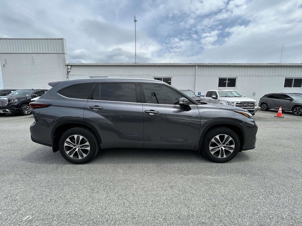 Used 2024 Toyota Highlander LE SUV