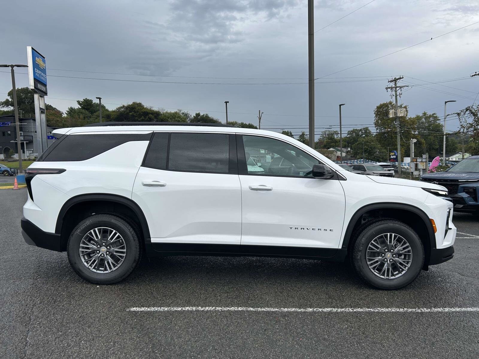 2026 Chevrolet Traverse photo 2