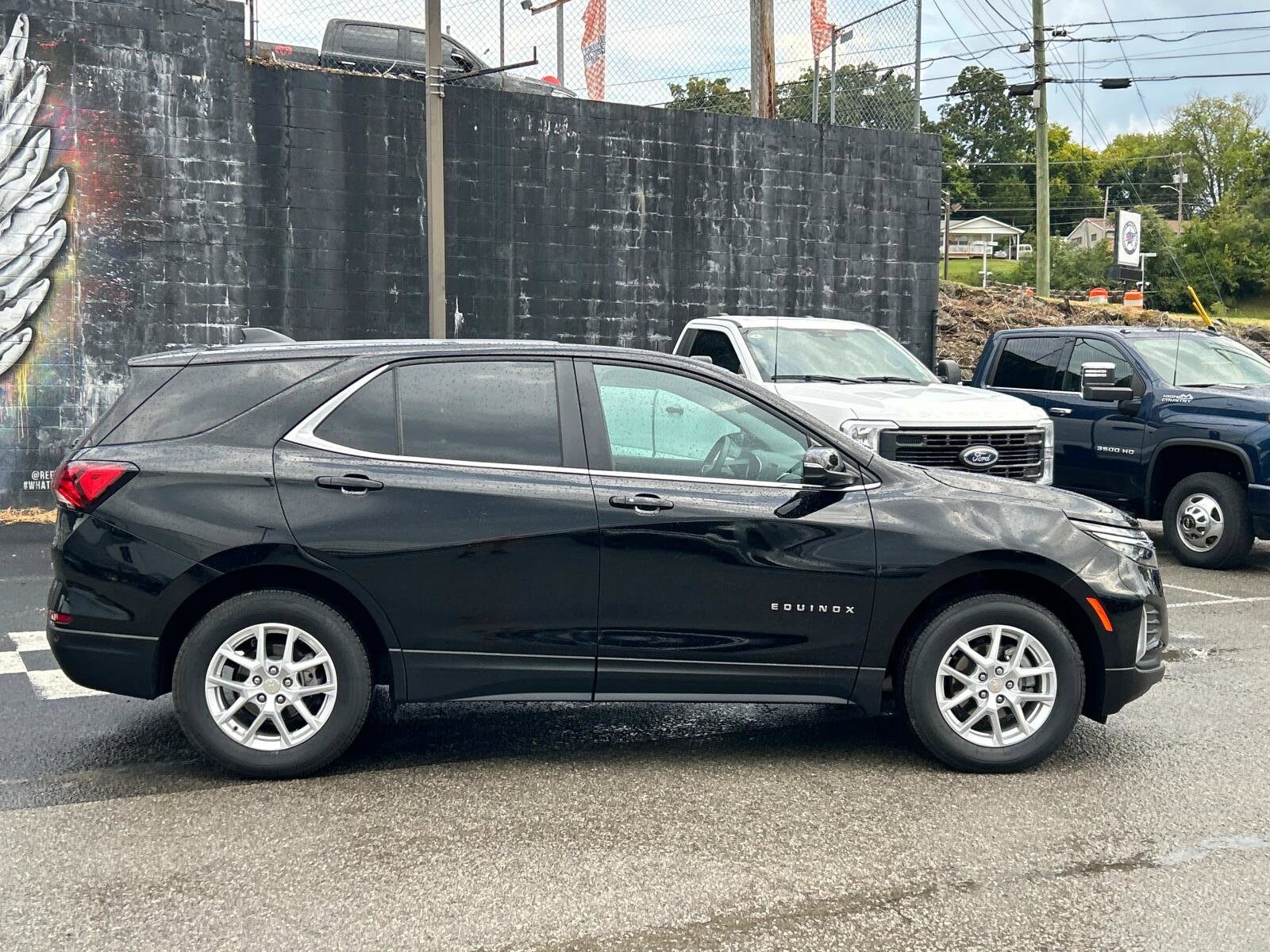 2024 Chevrolet Equinox LT photo 2