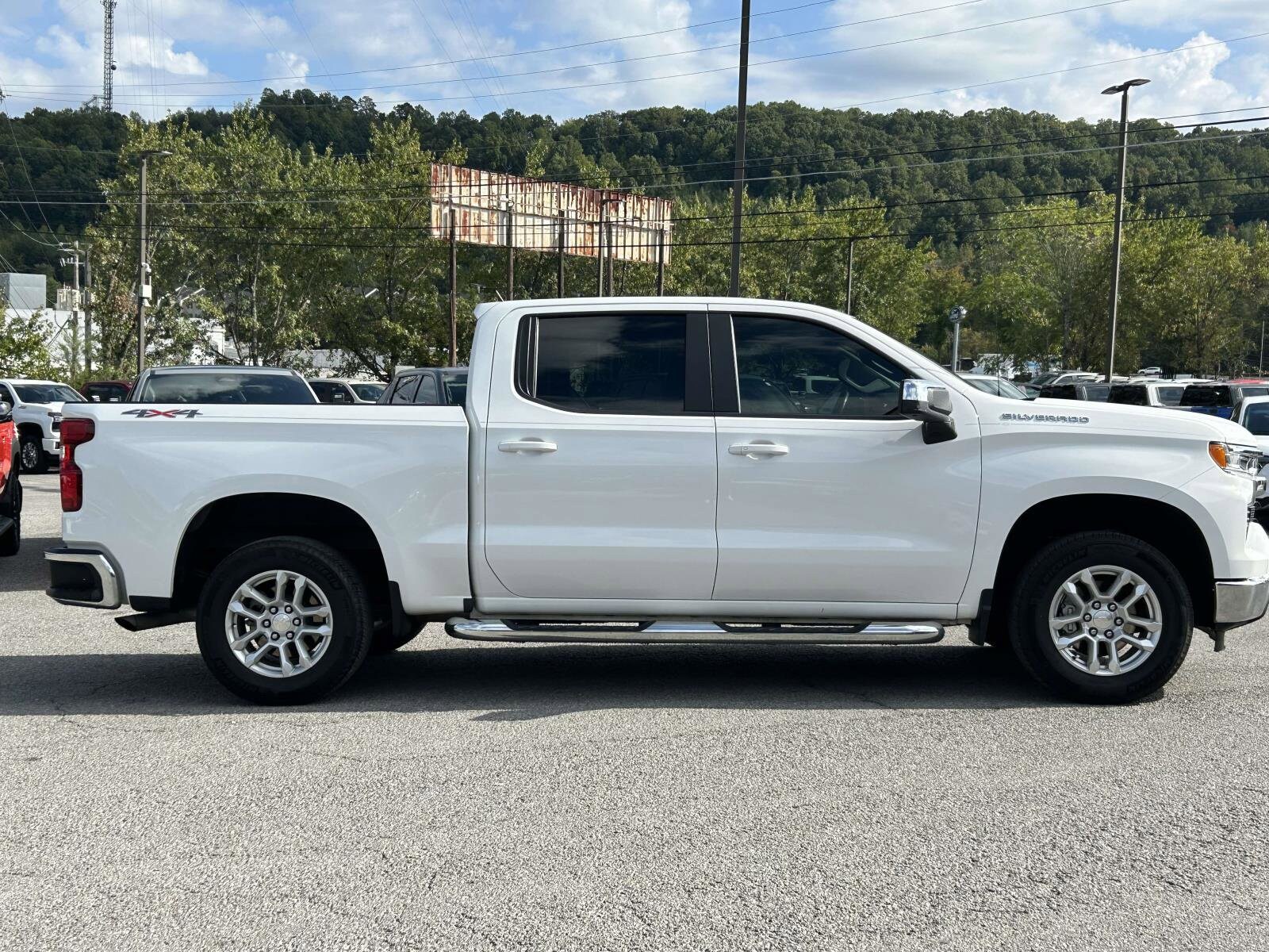 2022 Chevrolet Silverado 1500 LT photo 2