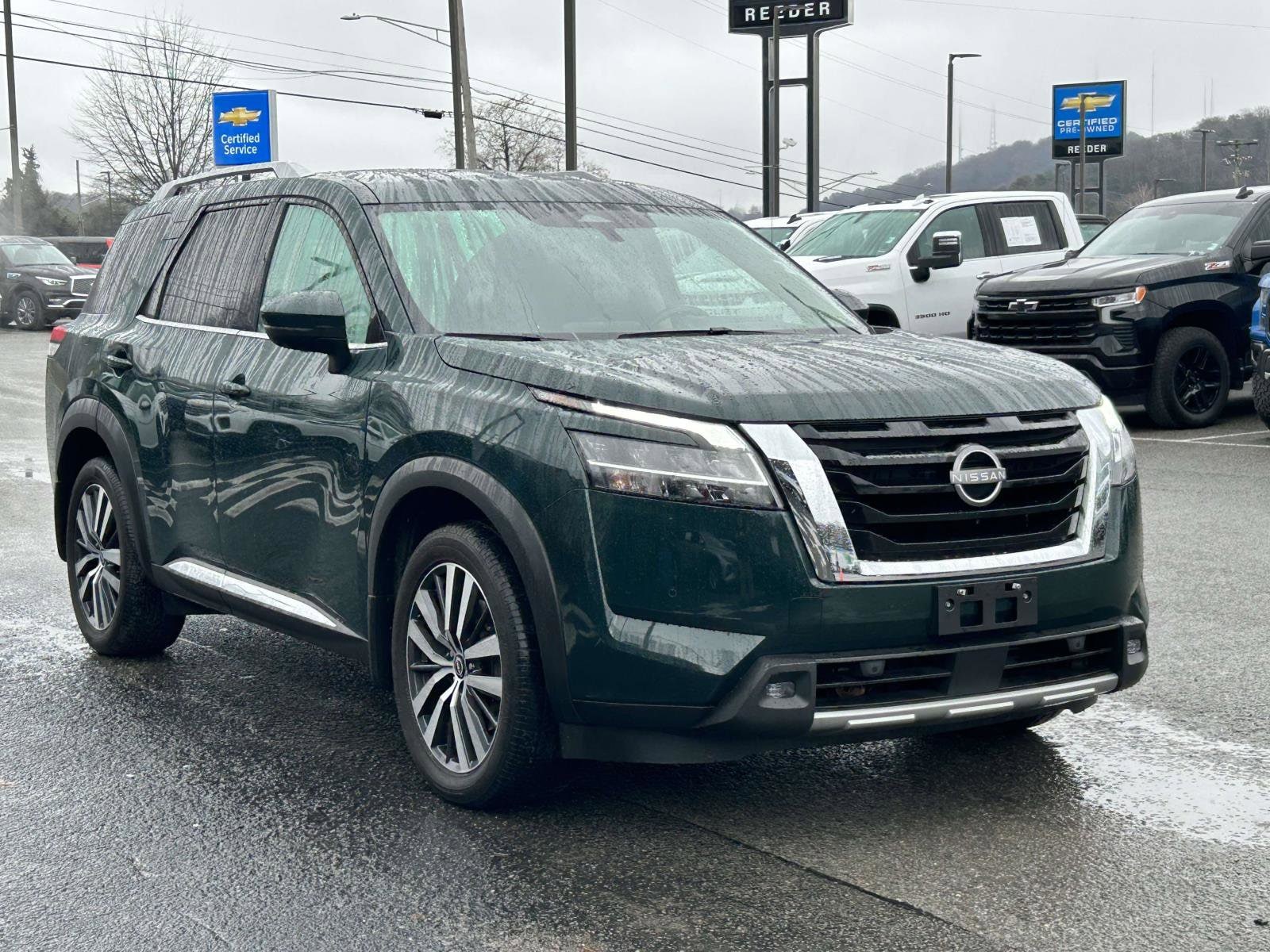 2022 Nissan Pathfinder Platinum's photo