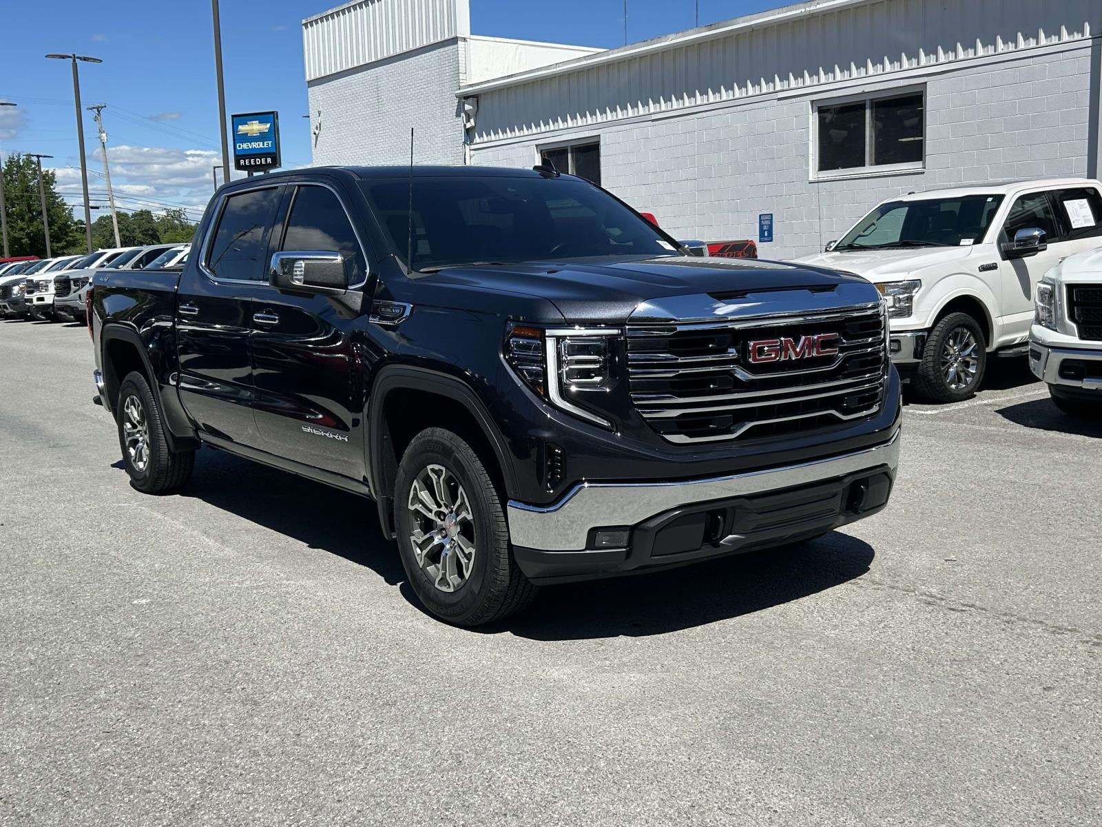 2025 GMC Sierra 4WD Crew Cab Short Box SLT's photo