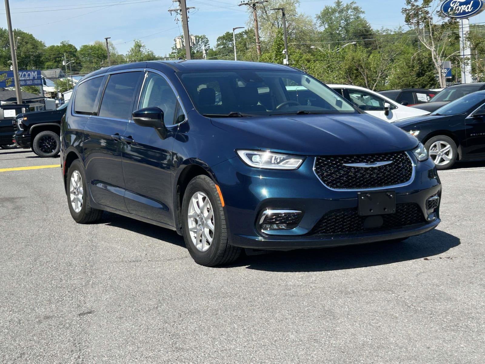 2023 Chrysler Pacifica Touring L's photo