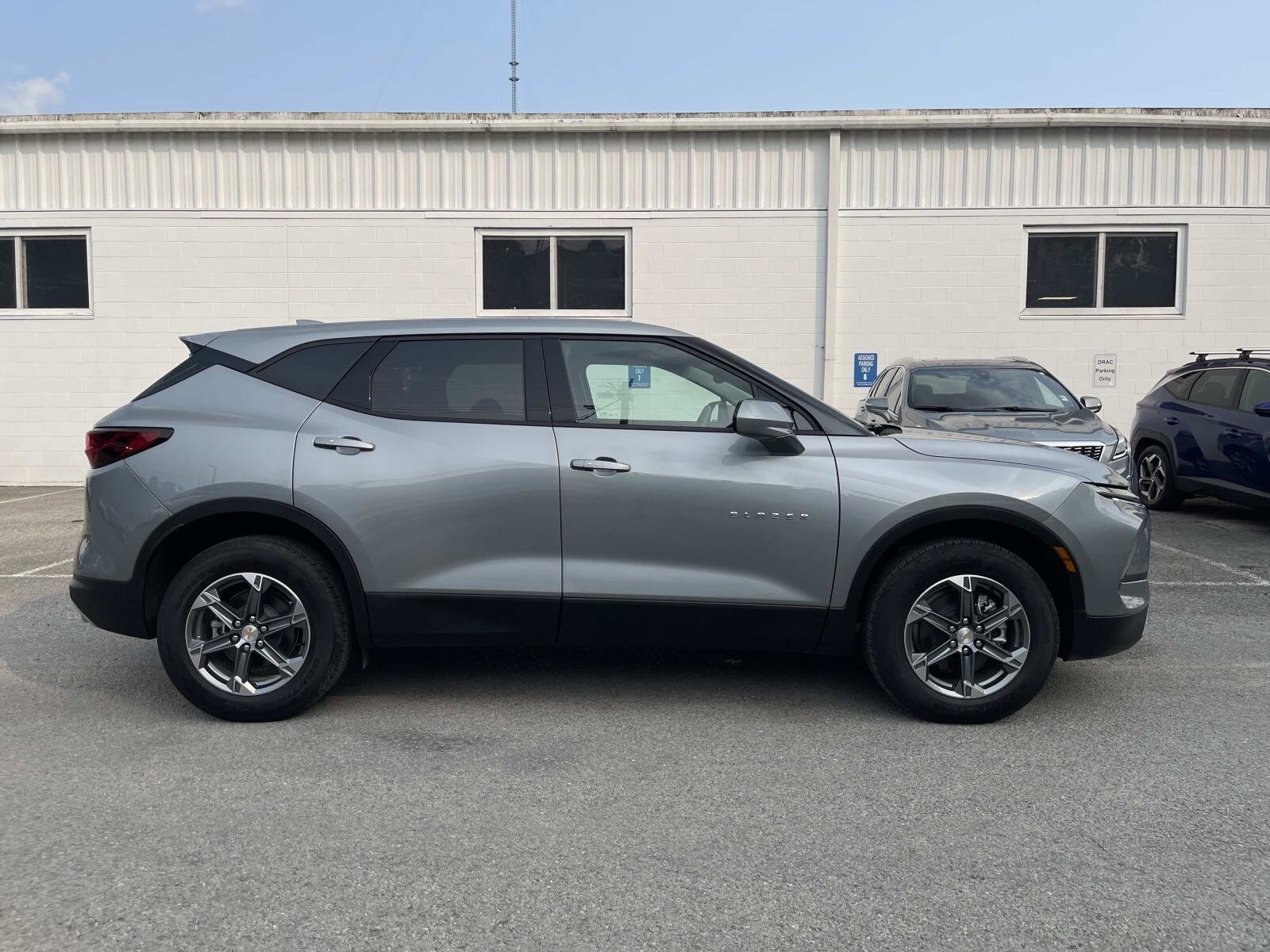 2025 Chevrolet Blazer 2LT photo 2