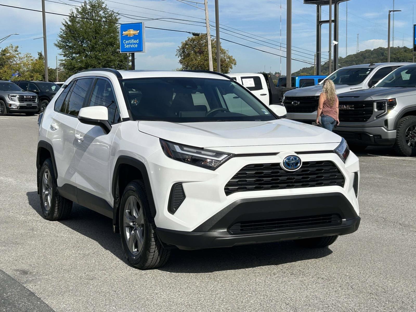 2024 Toyota RAV4 XLE's photo