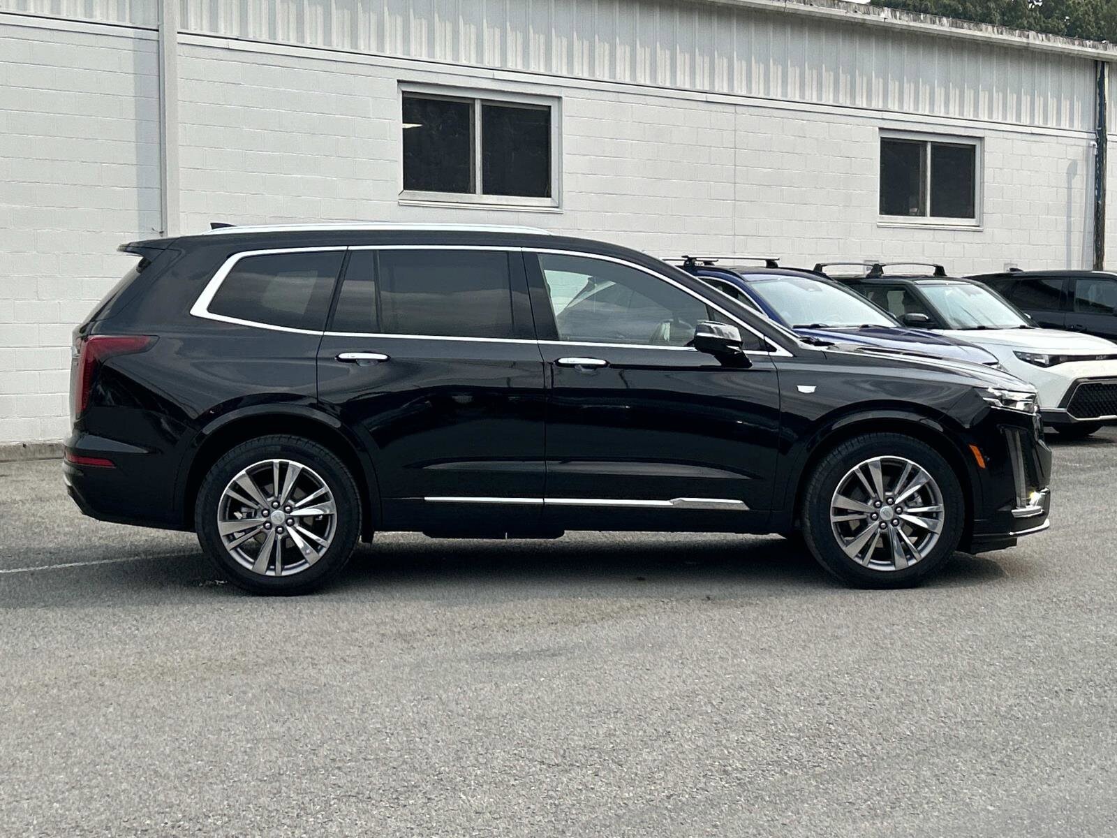 2025 Cadillac XT6 Premium Luxury photo 2