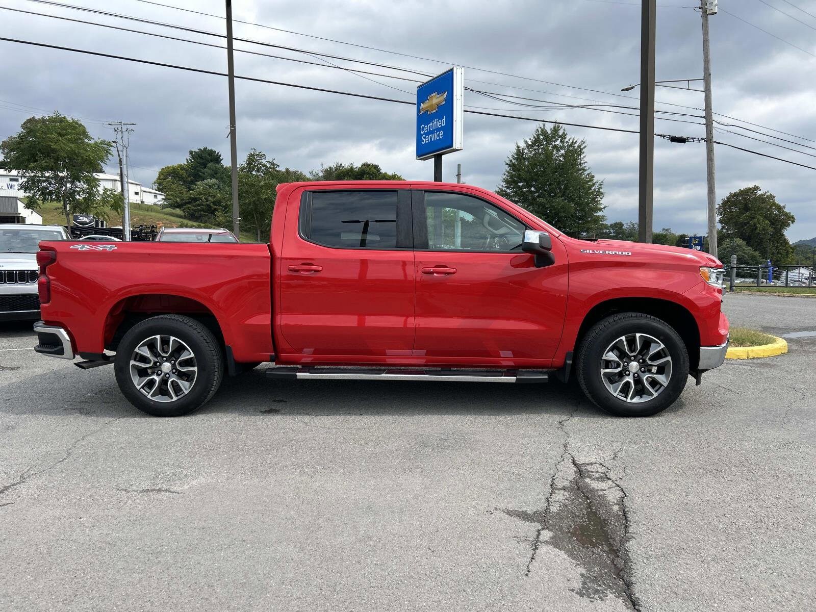 2022 Chevrolet Silverado 1500 LT photo 2