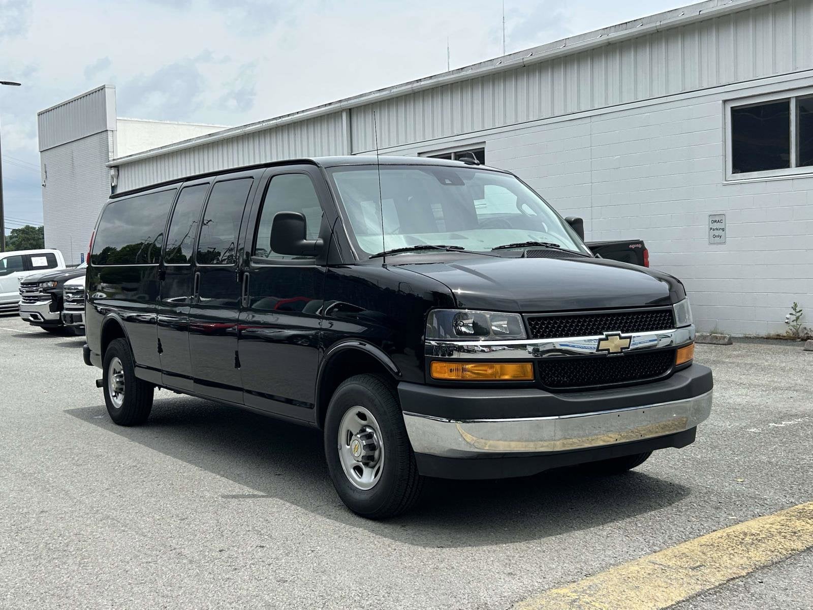 2025 Chevrolet Express 3500 LT Extended's photo