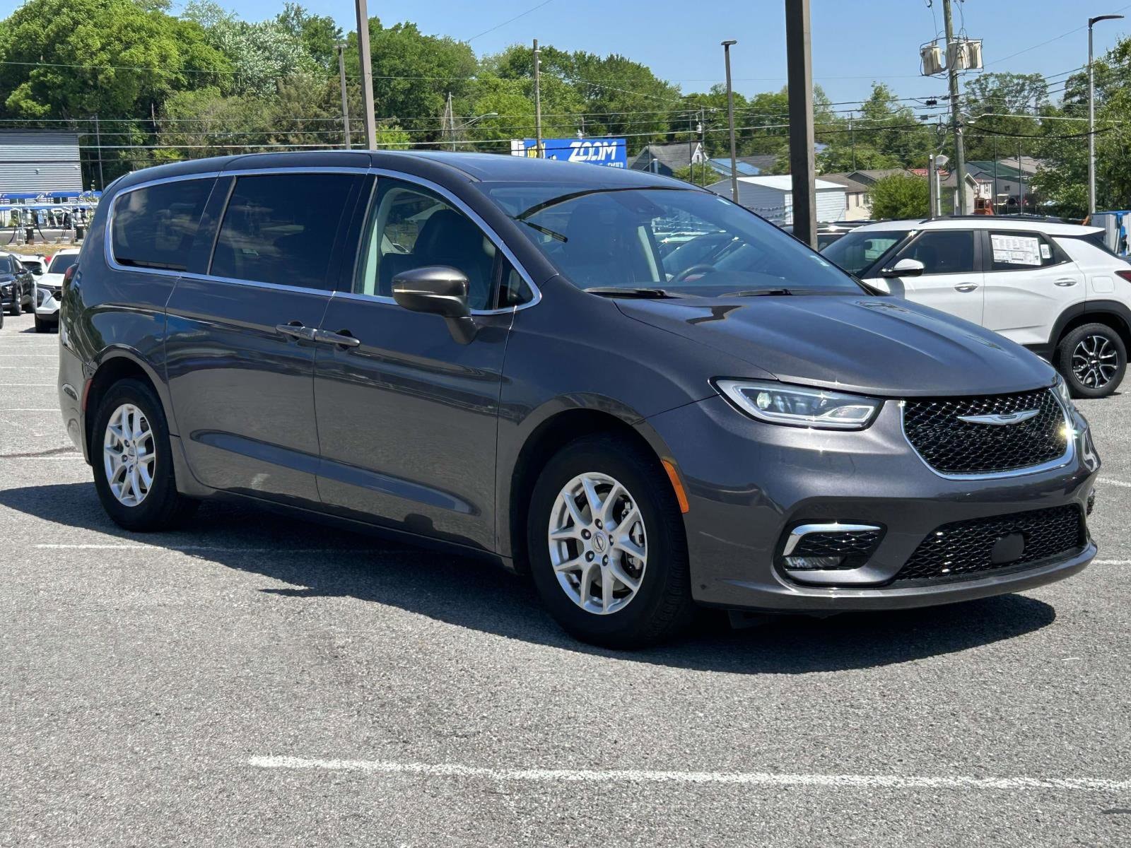 2023 Chrysler Pacifica Touring L's photo