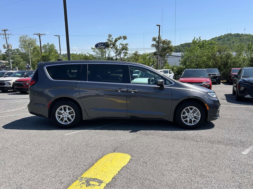 Used 2023 Chrysler Pacifica Touring L Van Passenger Van