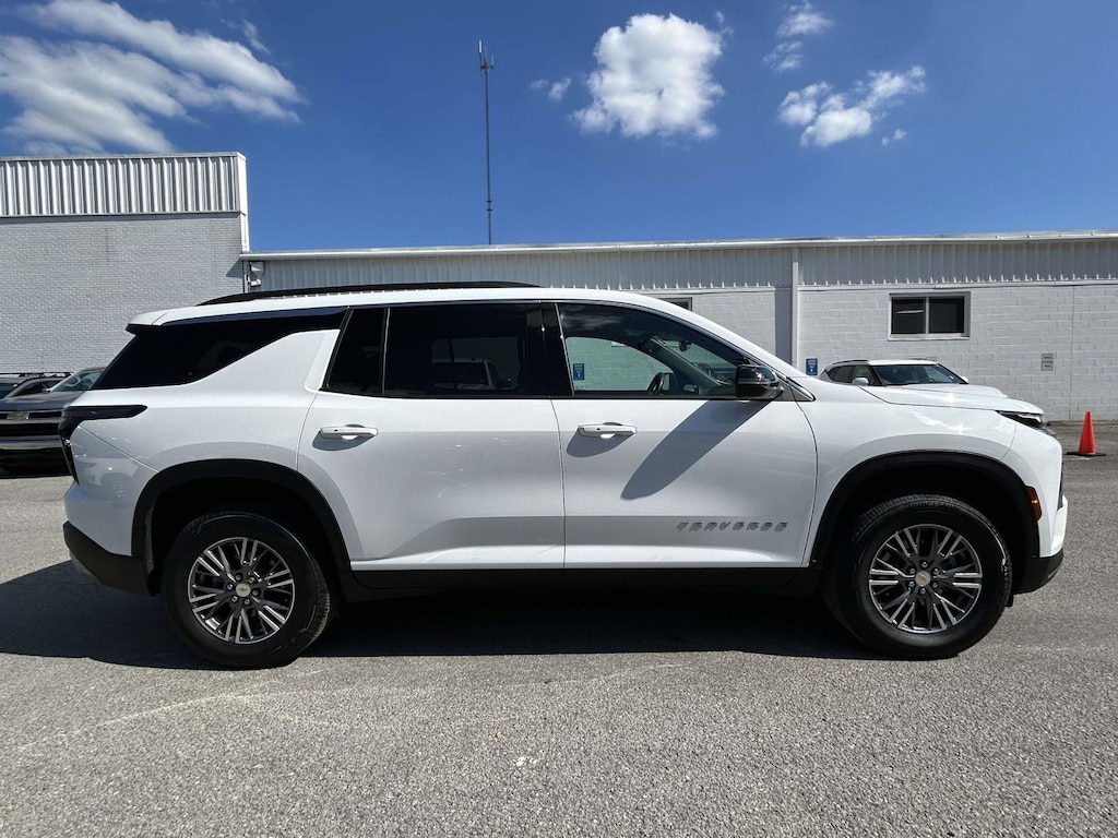 Used 2025 Chevrolet Traverse LT SUV