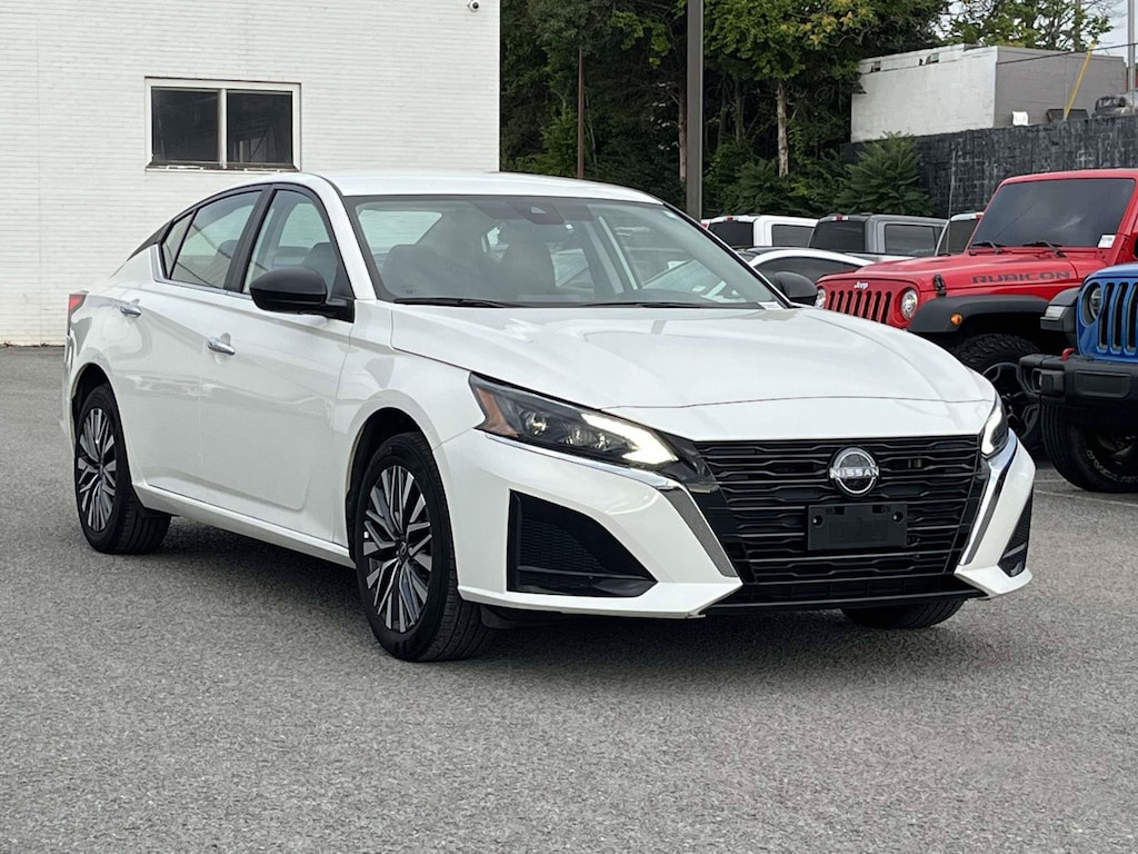 Used 2025 Nissan Altima SV Sedan