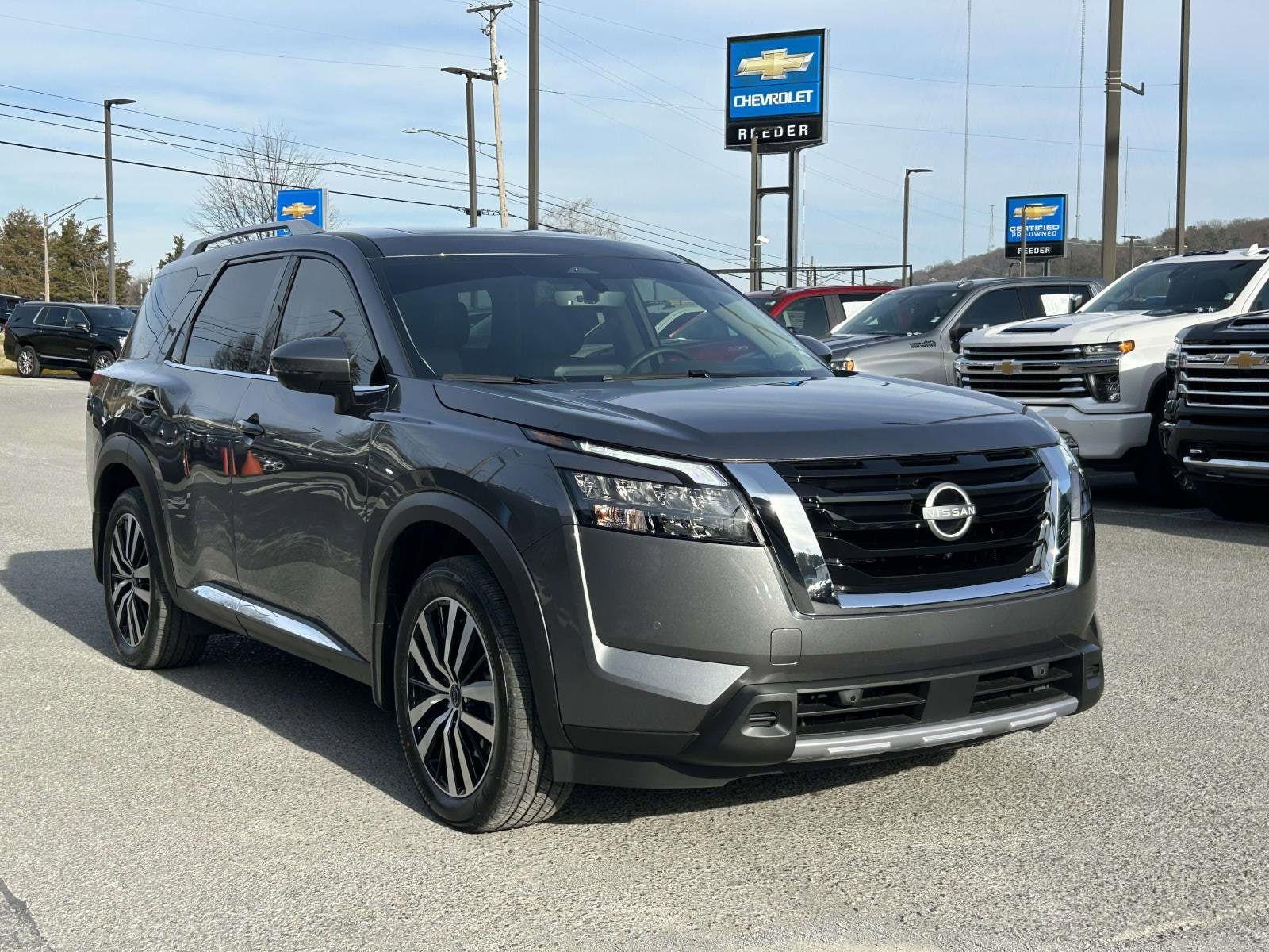 2025 Nissan Pathfinder Platinum's photo