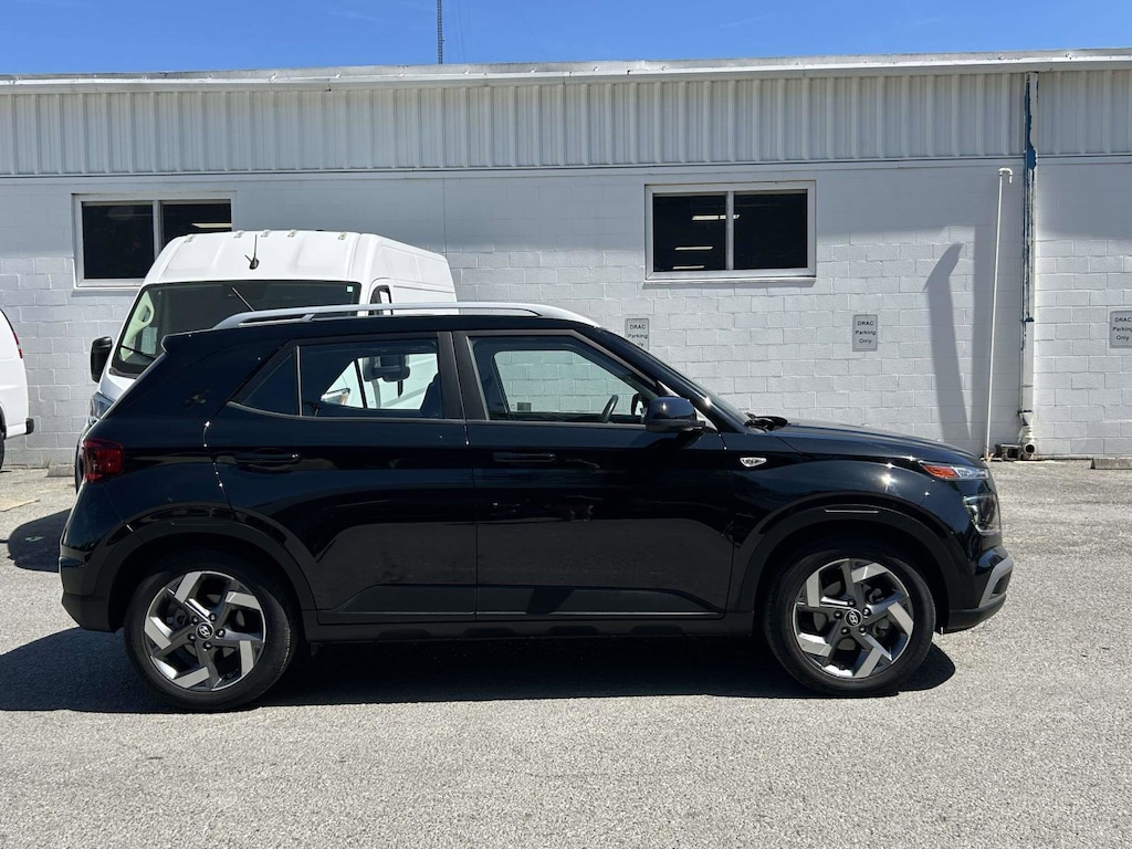 Used 2025 Hyundai Venue SEL SUV