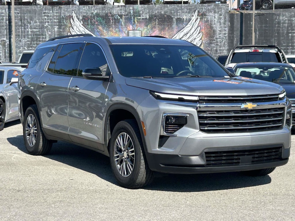 Used 2025 Chevrolet Traverse LT SUV