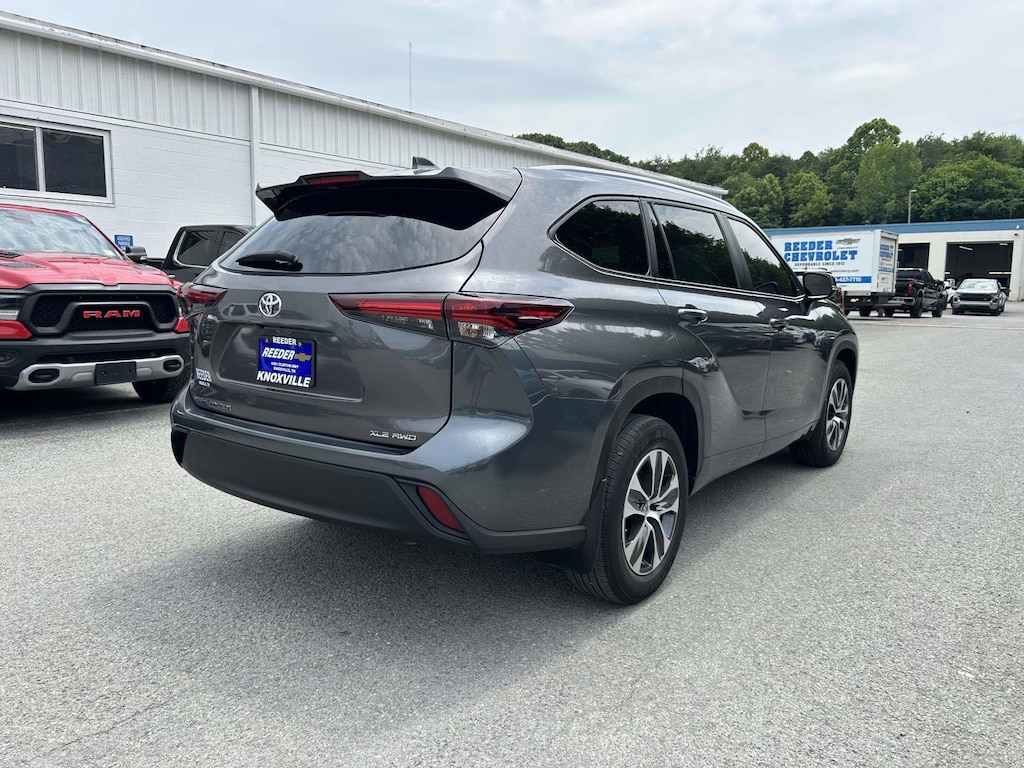 Used 2024 Toyota Highlander LE SUV