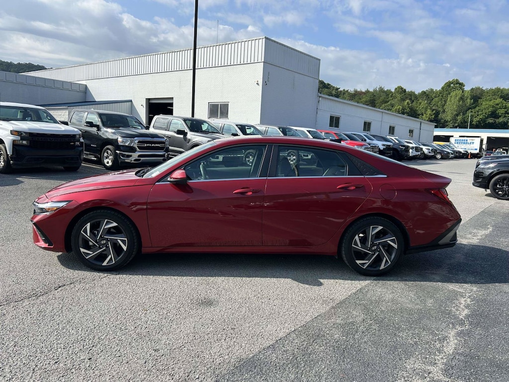 Used 2025 Hyundai Elantra SEL Convenience Sedan
