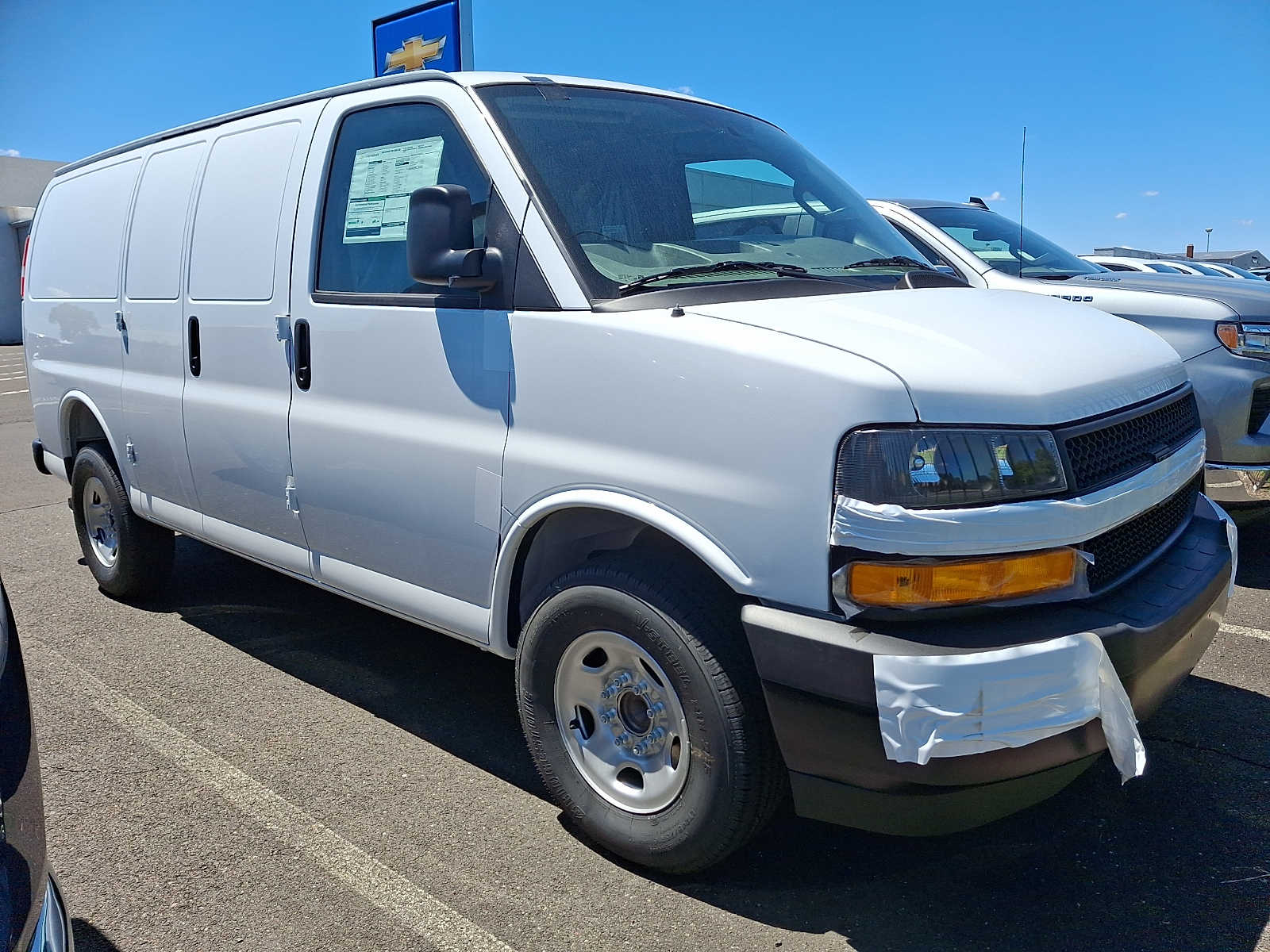 2026 Chevrolet Express 2500 Work Van HD's photo