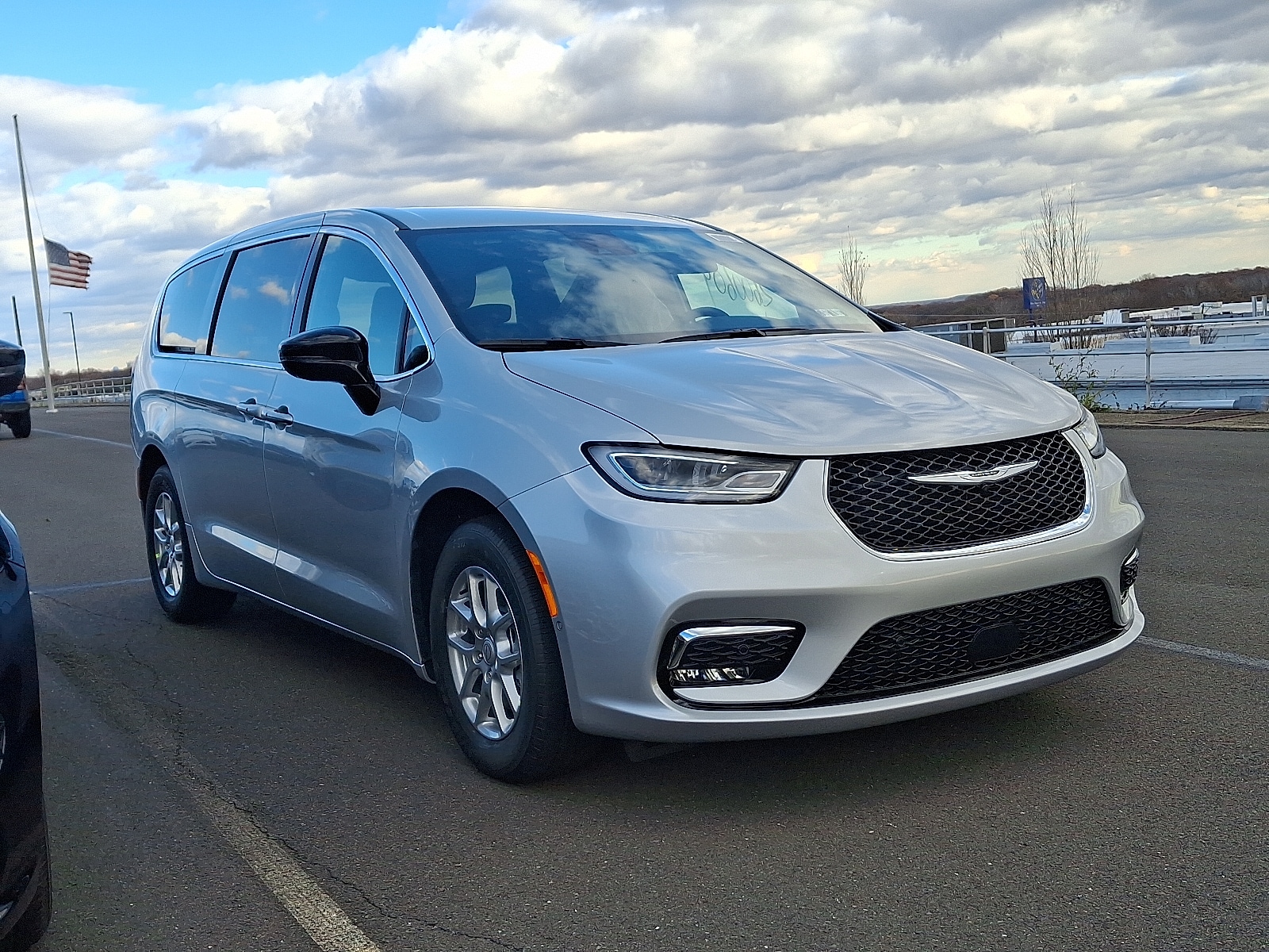 2026 Chrysler Pacifica Select's photo