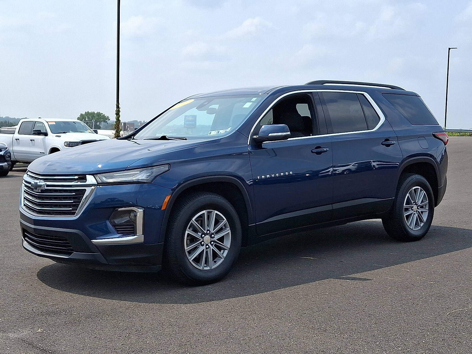 2023 Chevrolet Traverse Cloth photo 2