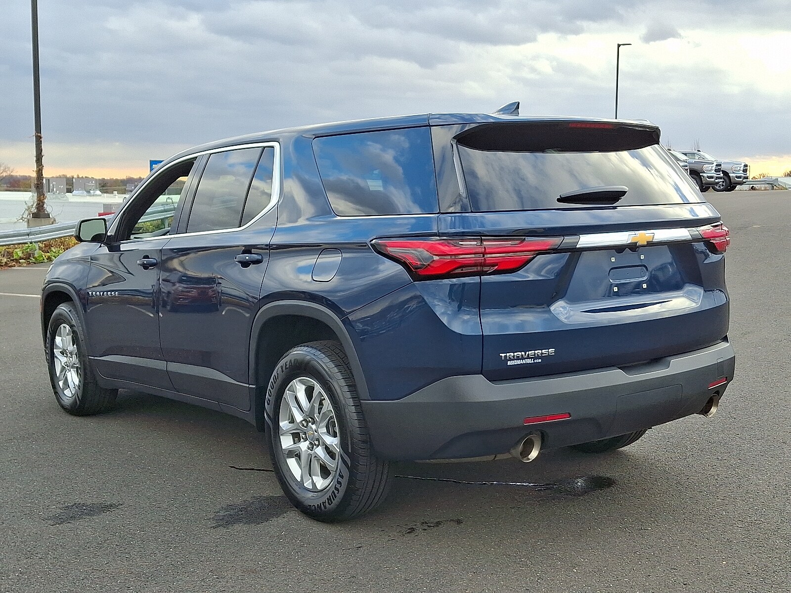 2023 Chevrolet Traverse LS photo 4