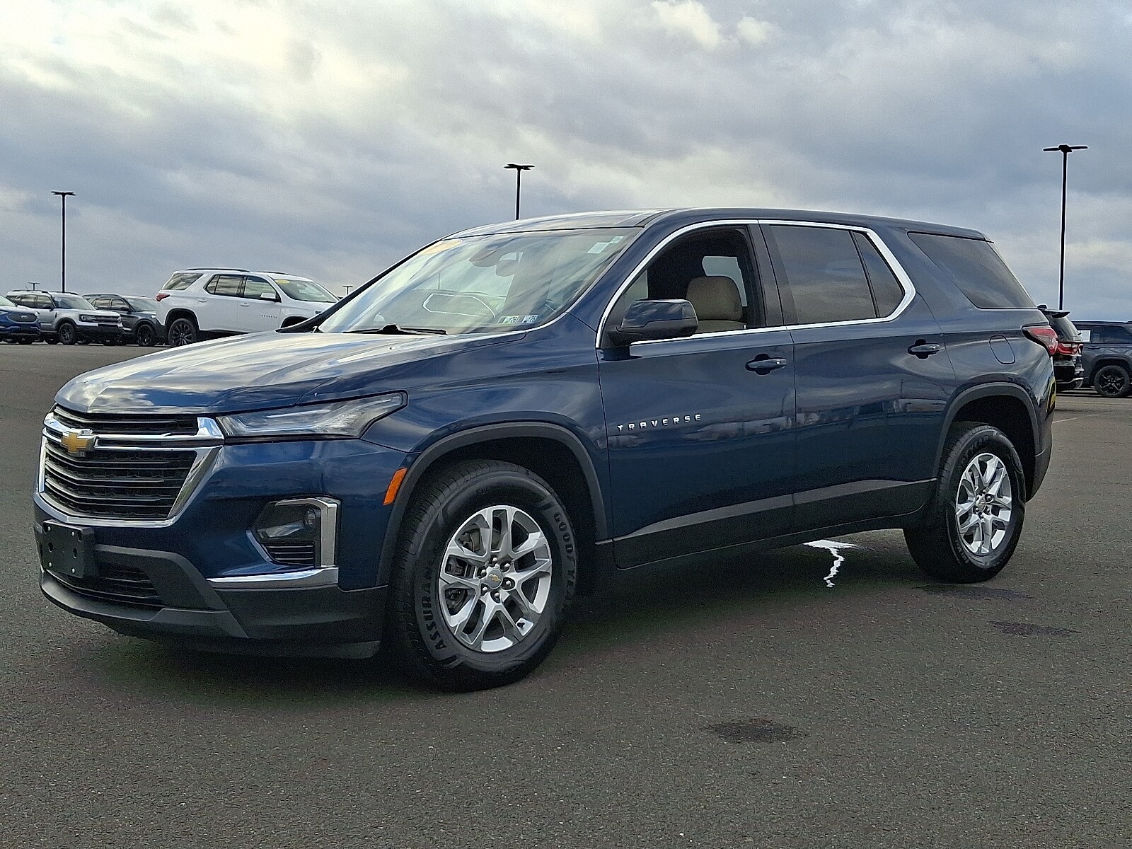 2023 Chevrolet Traverse LS photo 3