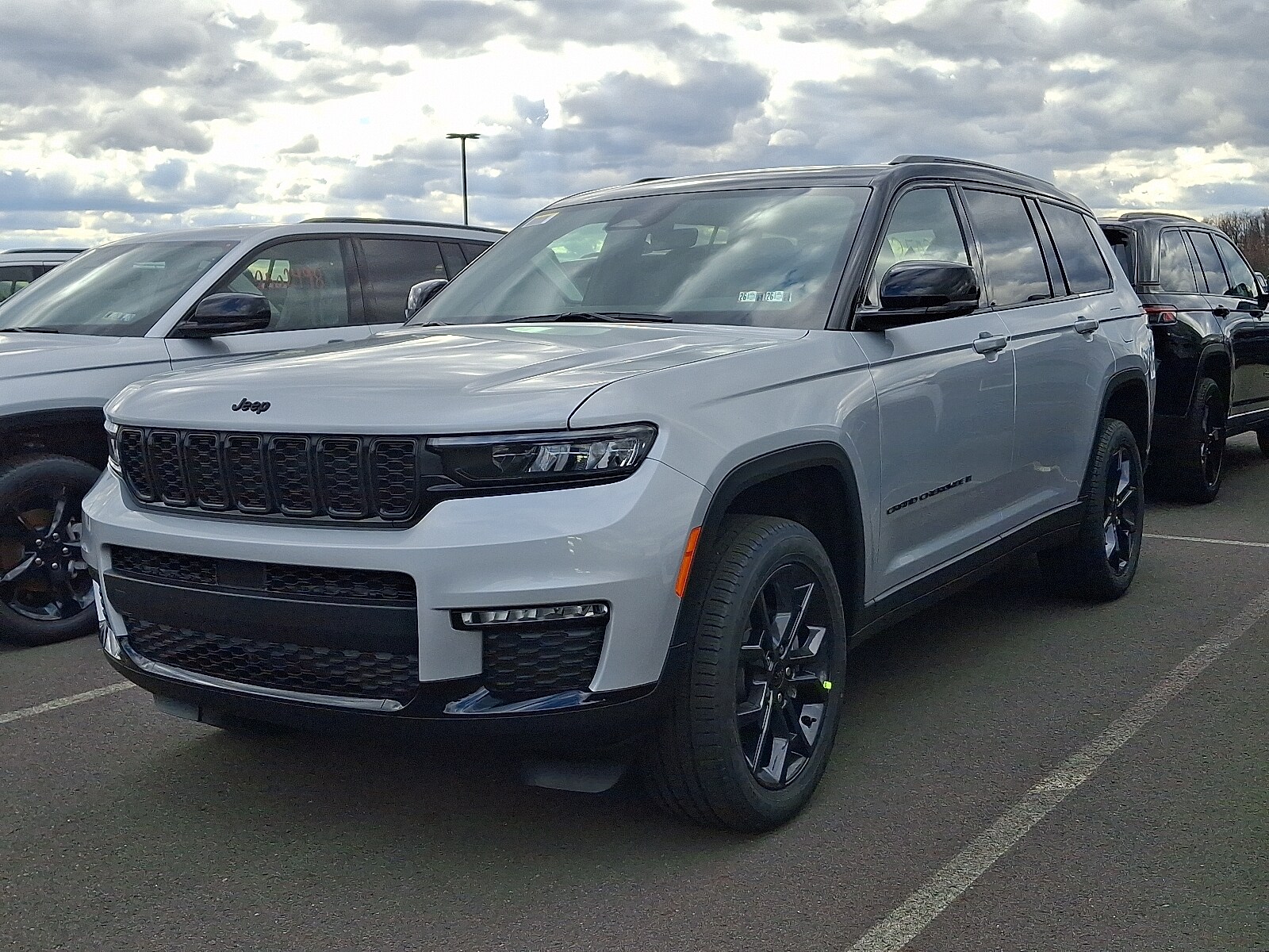 2025 Jeep Grand Cherokee Limited photo 2