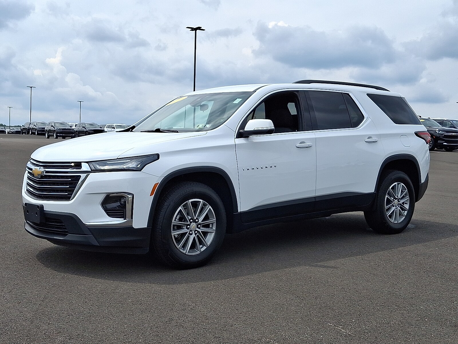 2023 Chevrolet Traverse Cloth photo 2