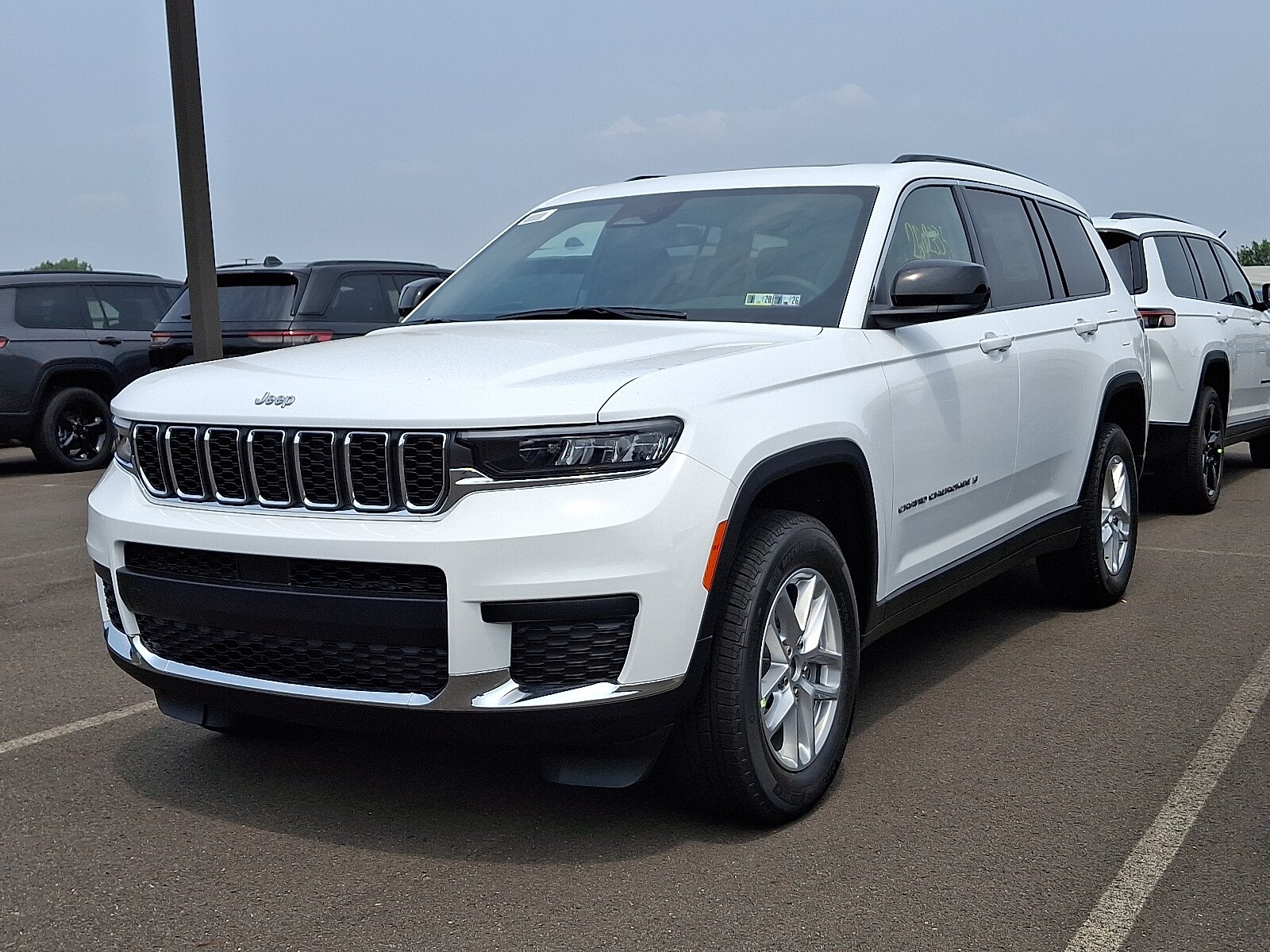 2025 Jeep Grand Cherokee Laredo photo 3