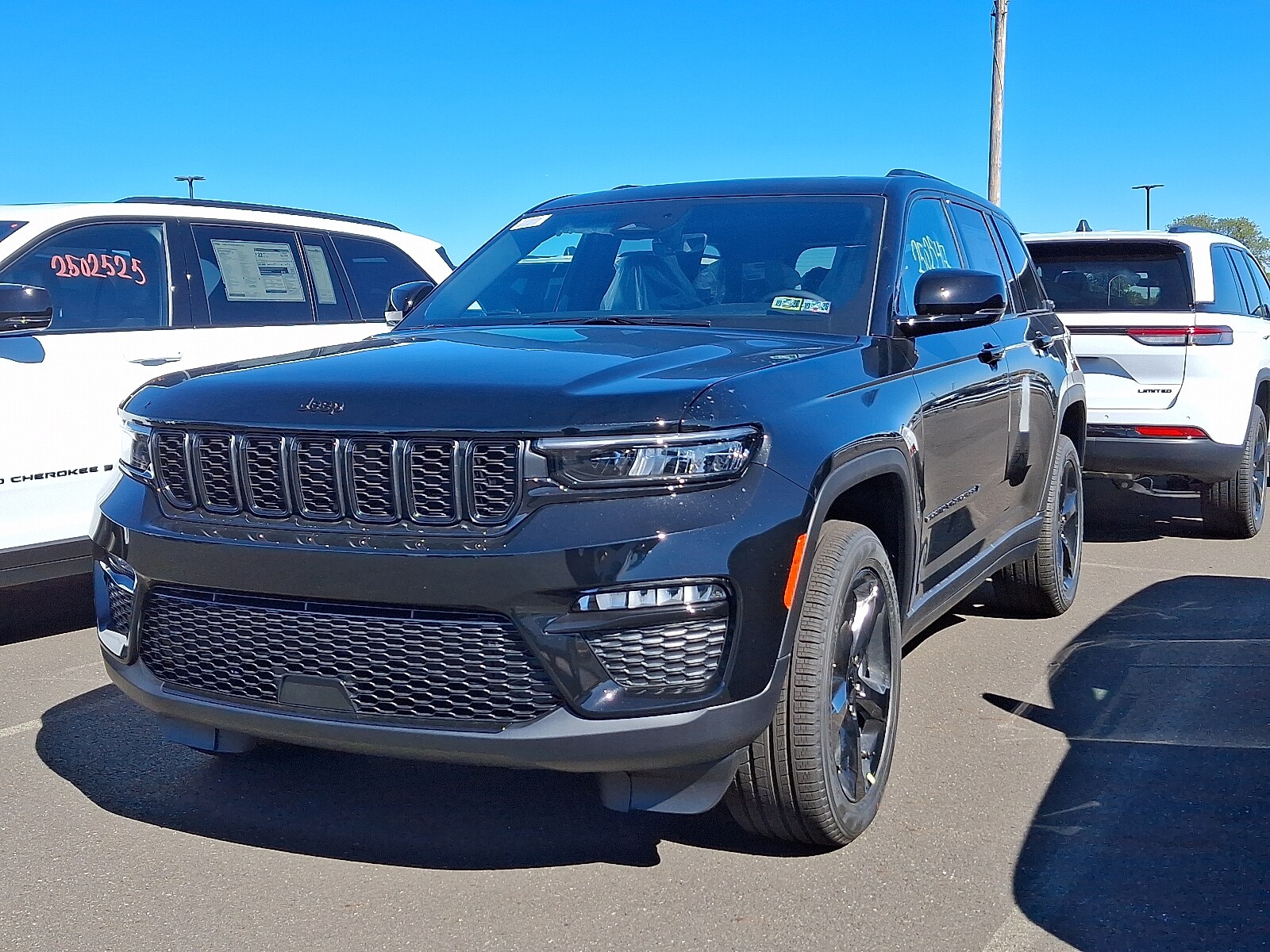 2025 Jeep Grand Cherokee Limited photo 3