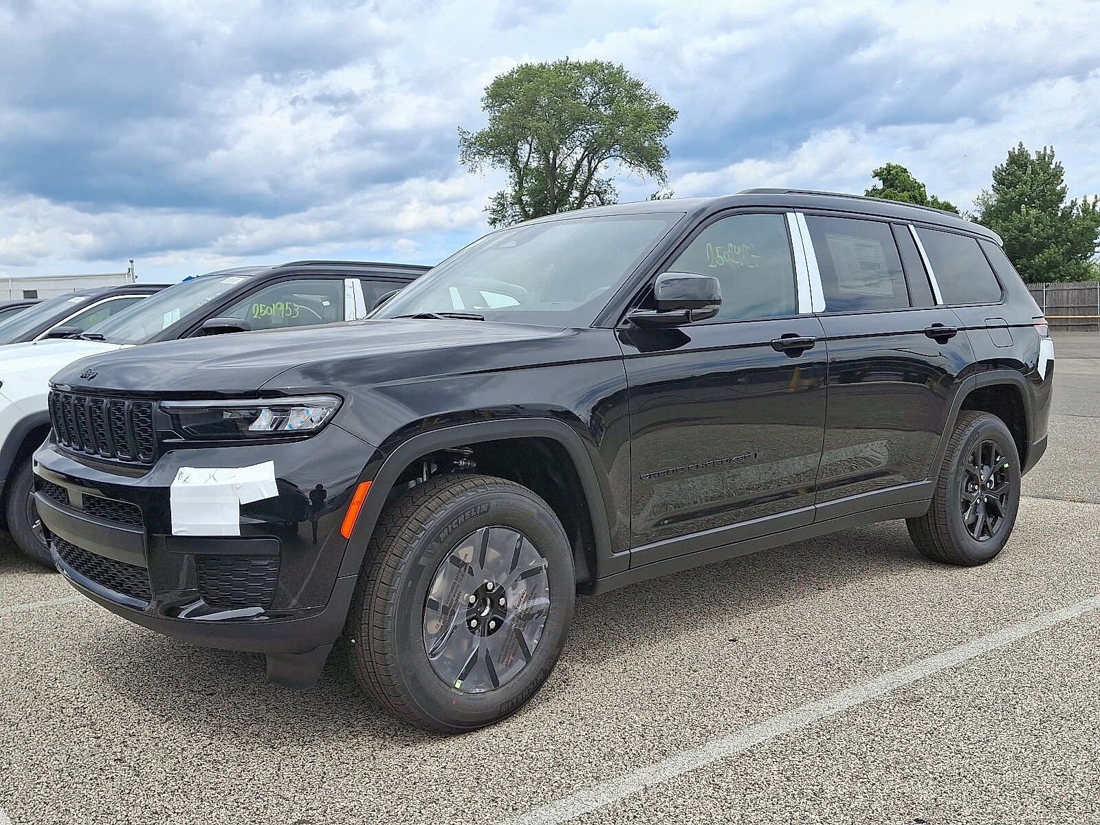 2025 Jeep Grand Cherokee Altitude photo 2