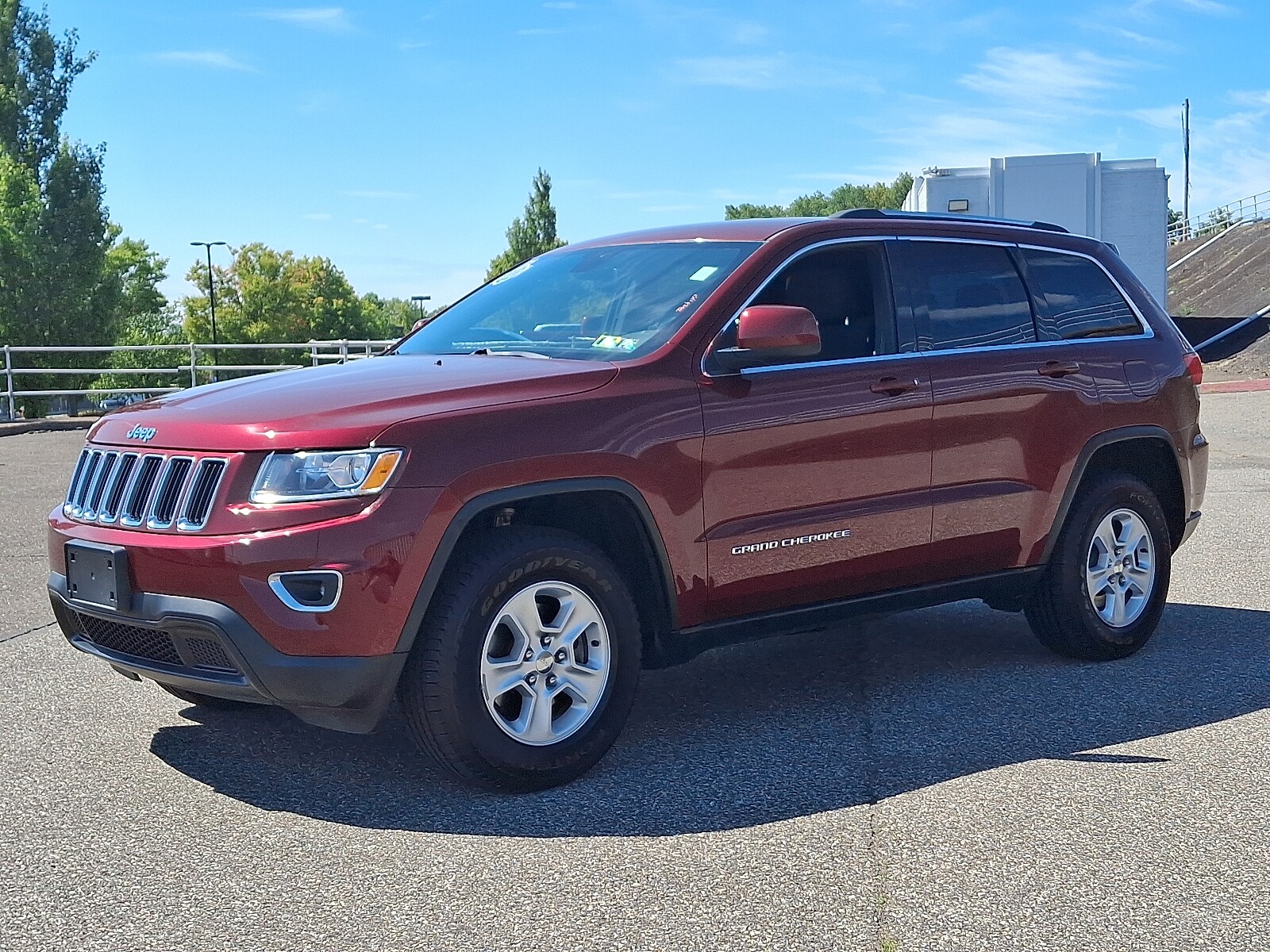 2016 Jeep Grand Cherokee Laredo photo 2
