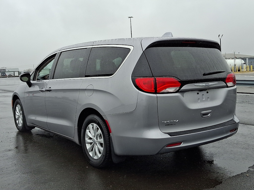 Used 2017 Chrysler Pacifica Touring Mini-van, Passenger