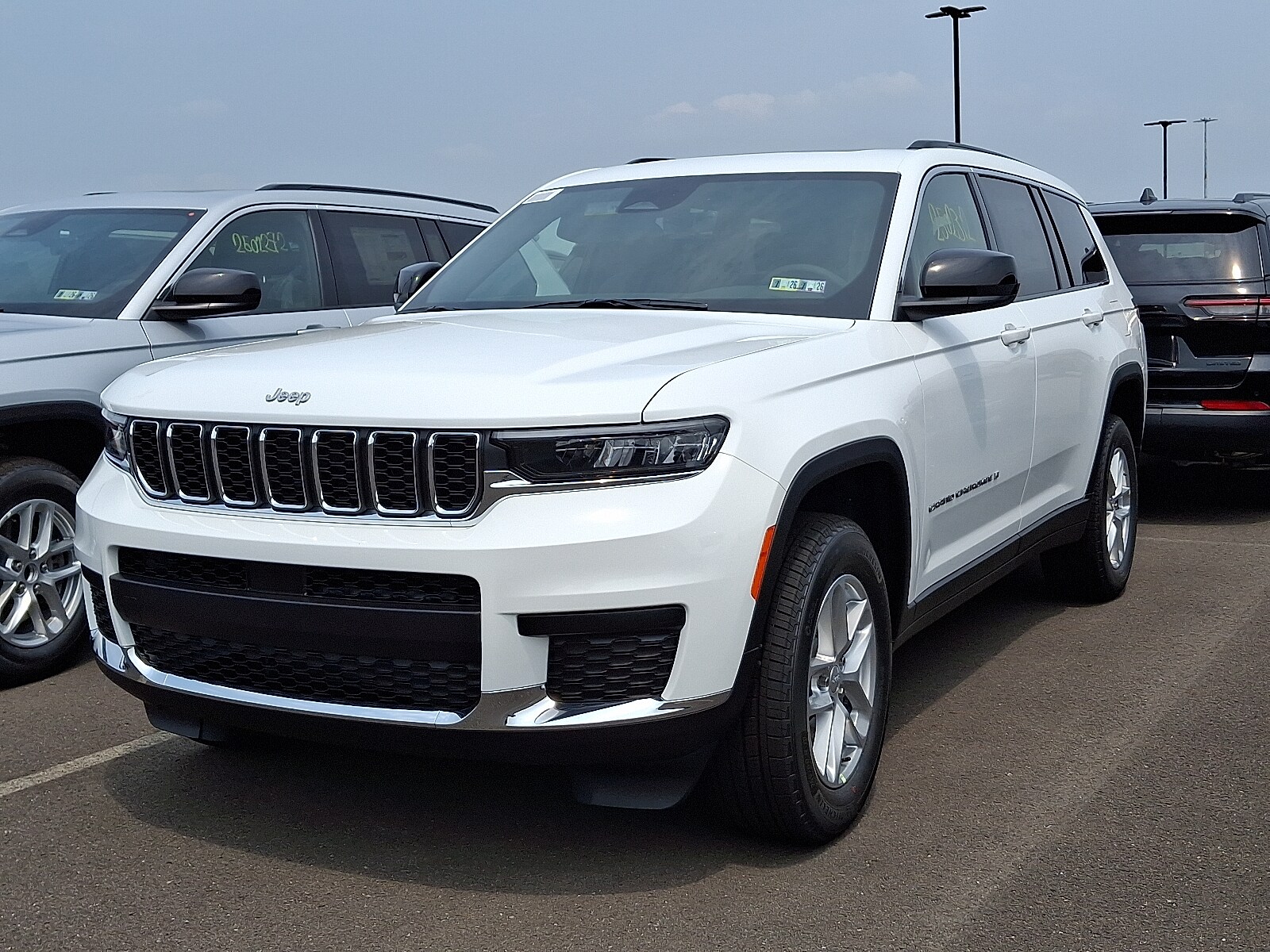 2025 Jeep Grand Cherokee Laredo photo 3