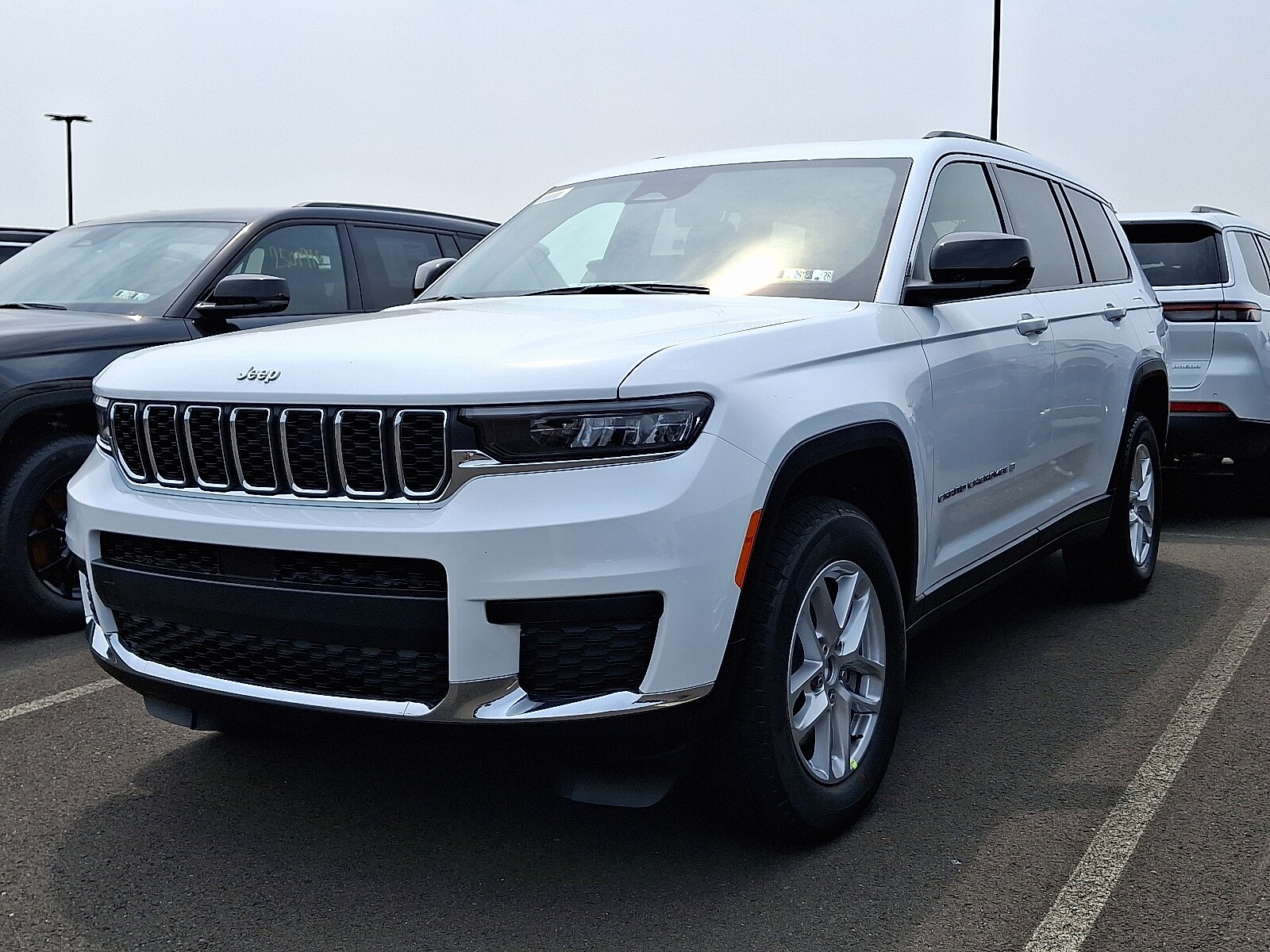 2025 Jeep Grand Cherokee Laredo photo 3