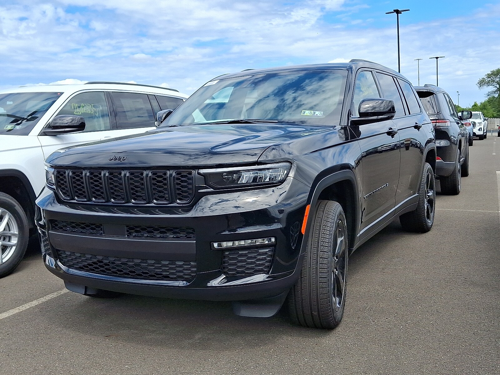 2025 Jeep Grand Cherokee Limited photo 3