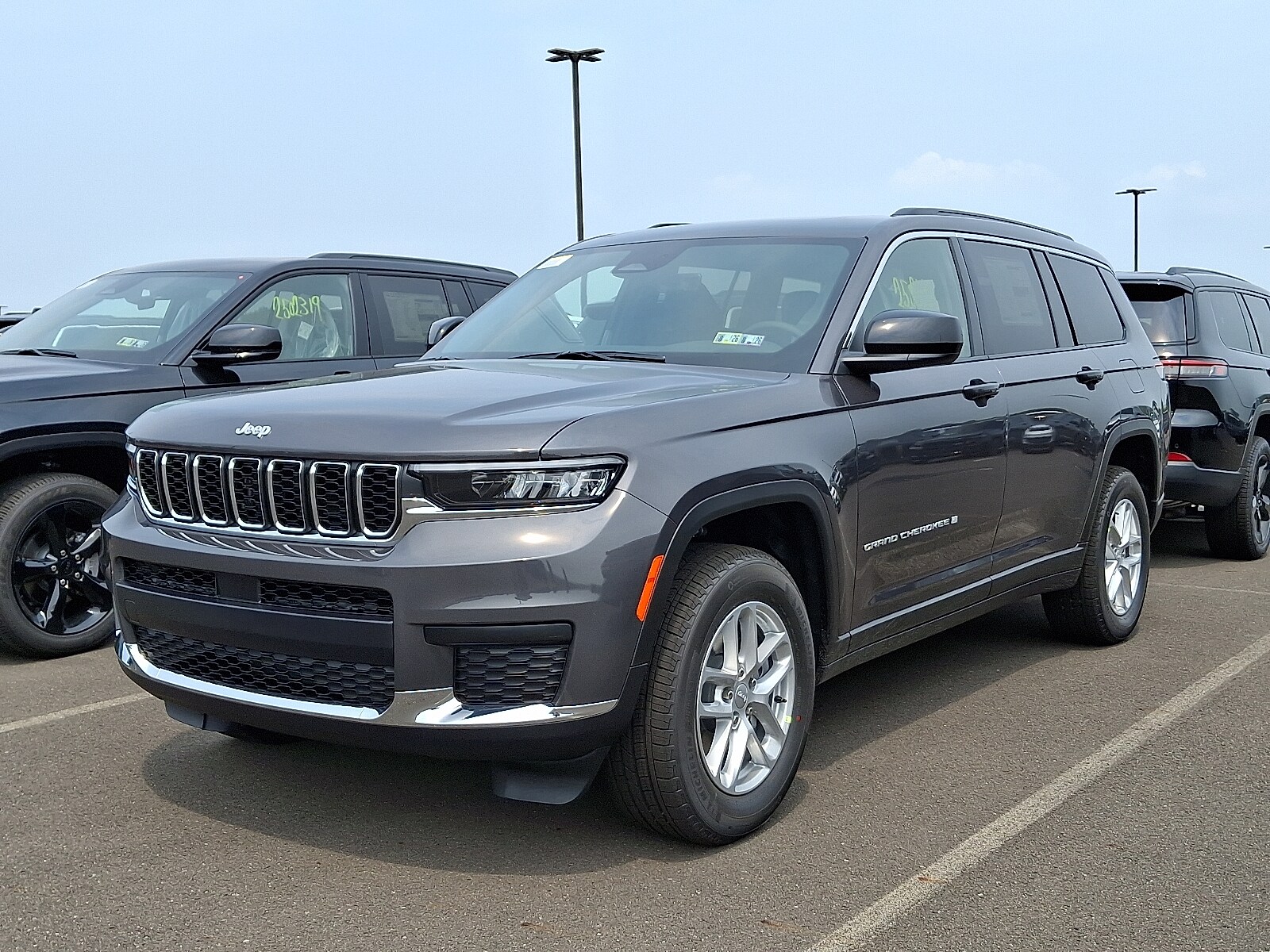 2025 Jeep Grand Cherokee Laredo photo 3