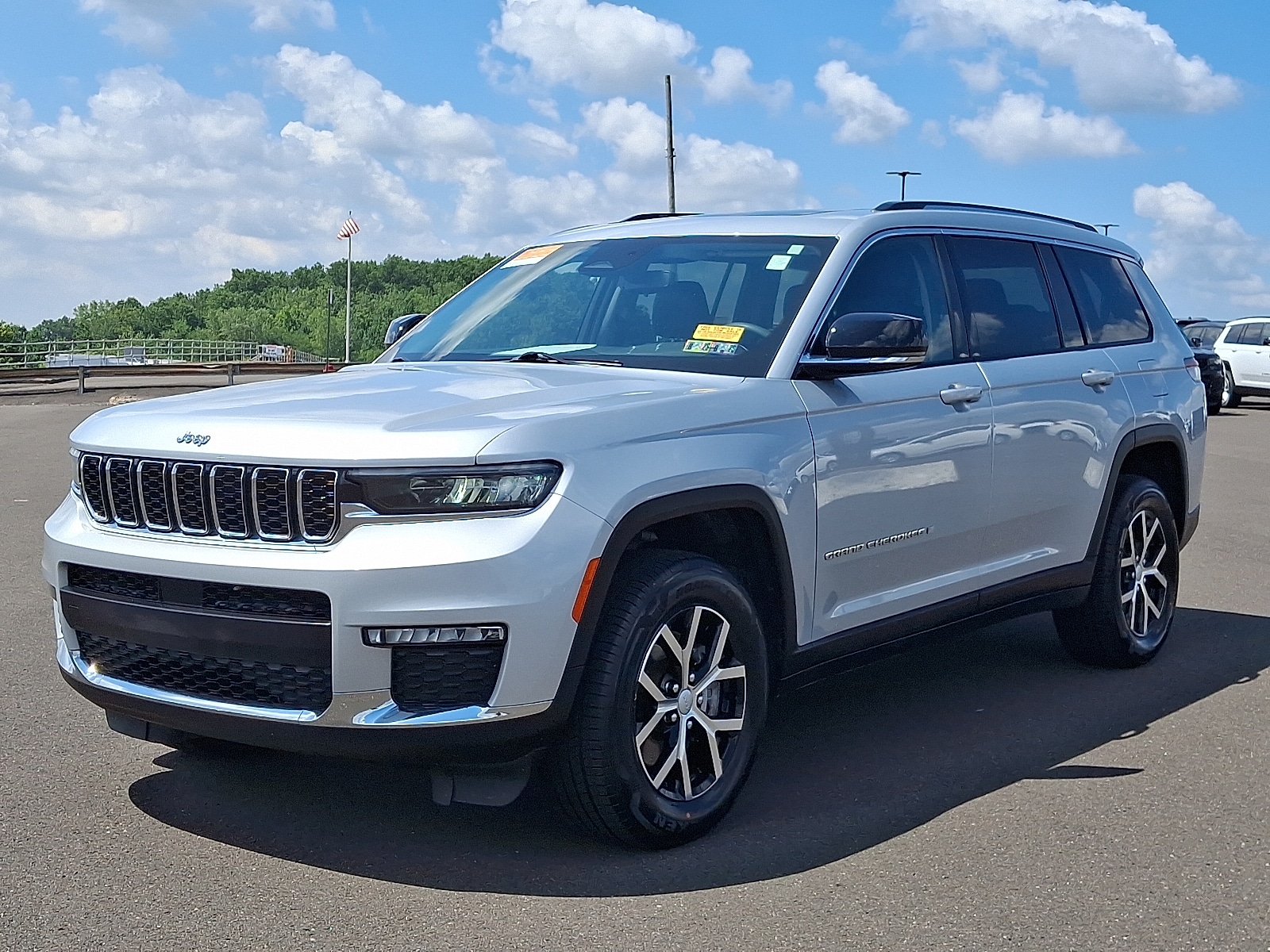 2023 Jeep Grand Cherokee Limited photo 2