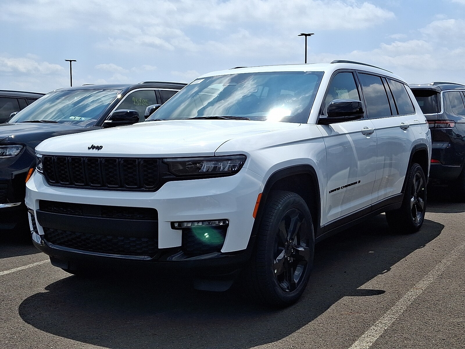 2025 Jeep Grand Cherokee Limited photo 3