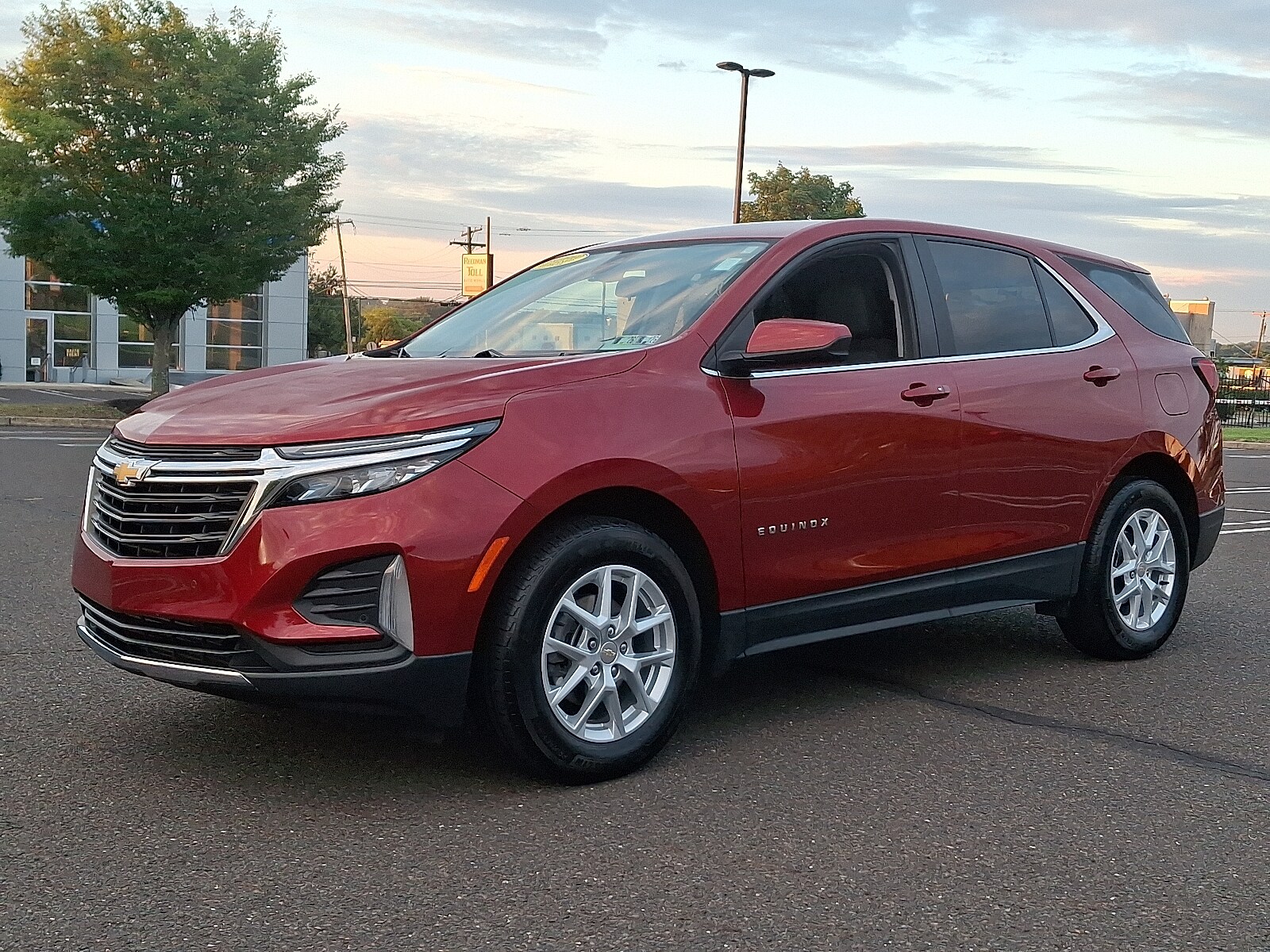2023 Chevrolet Equinox LT photo 2