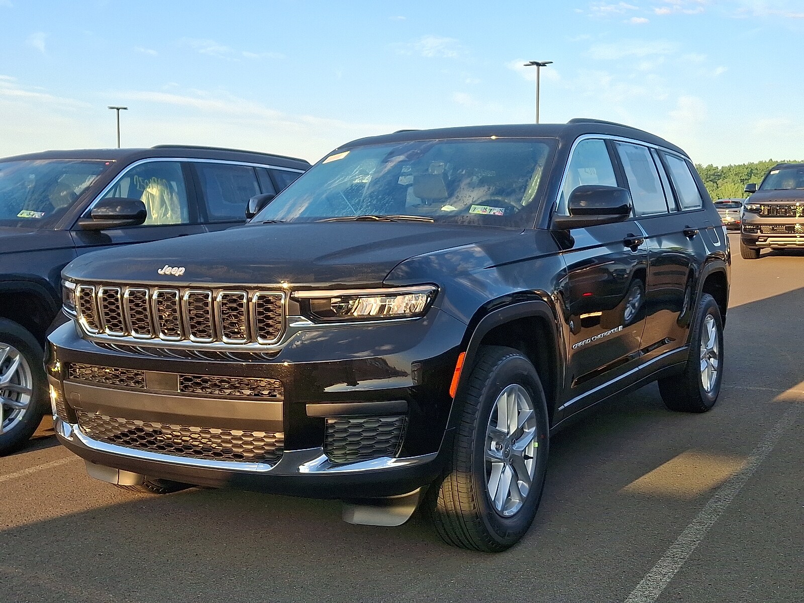 2025 Jeep Grand Cherokee Laredo X photo 2
