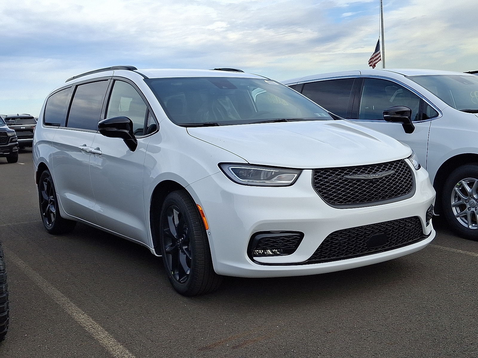 2026 Chrysler Pacifica Select's photo