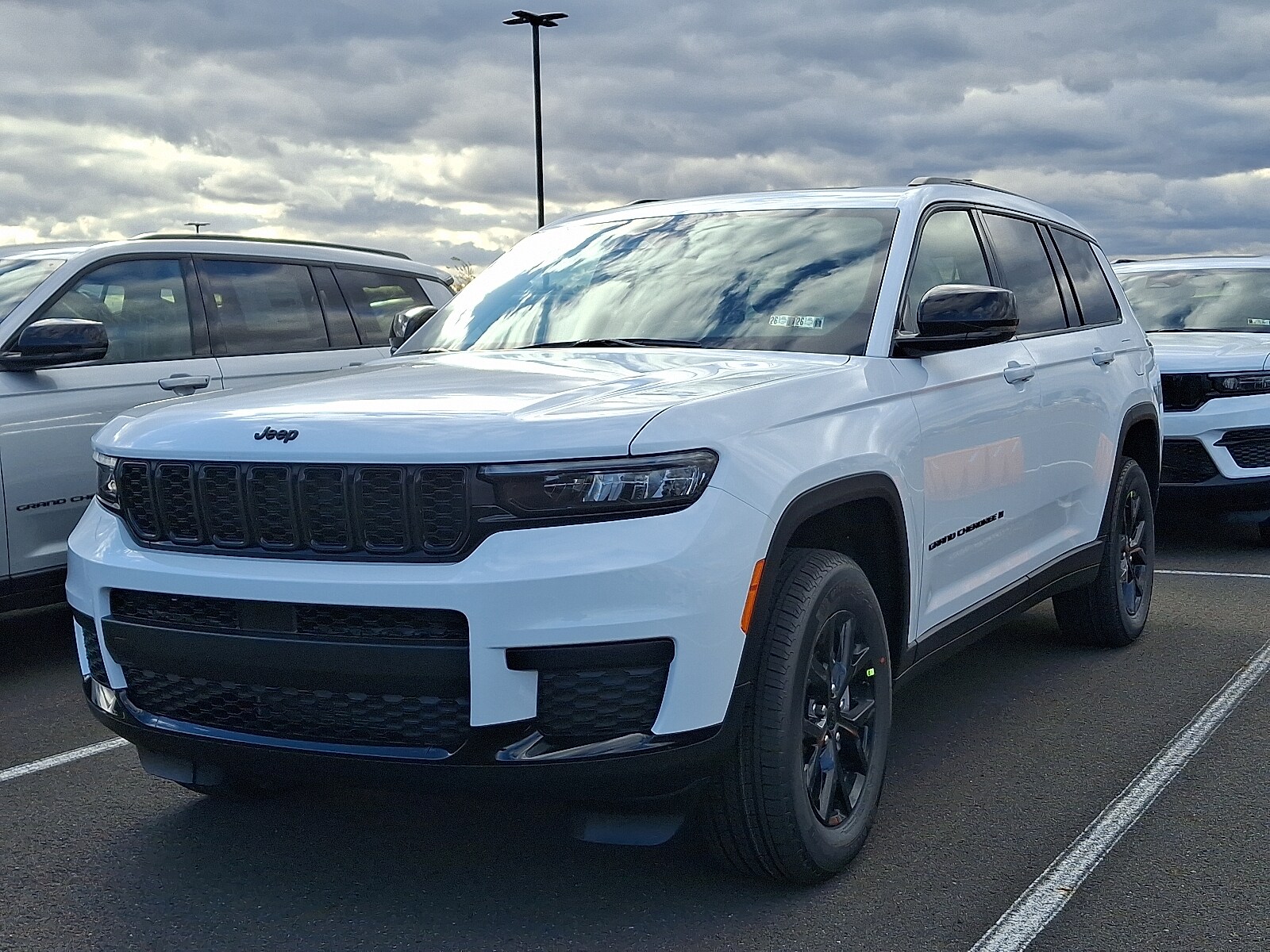 2025 Jeep Grand Cherokee Altitude photo 3