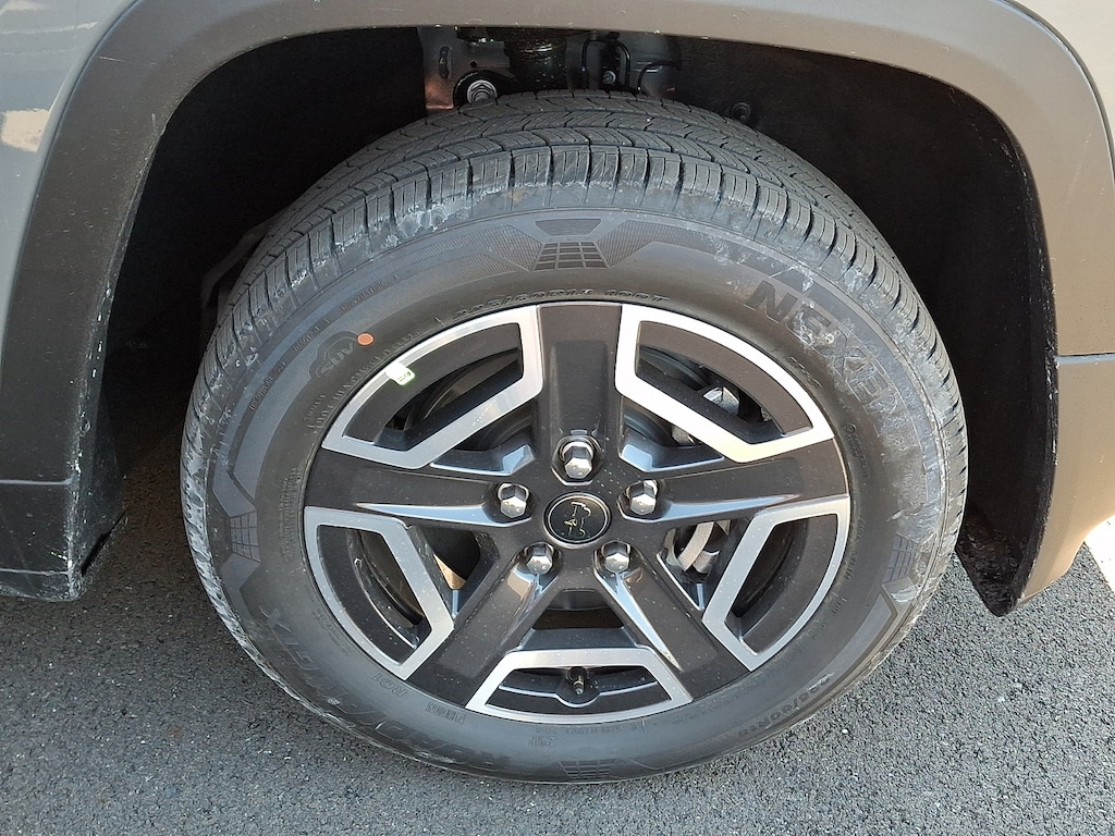 New 2026 Jeep Cherokee Laredo 4x4 Sport Utility