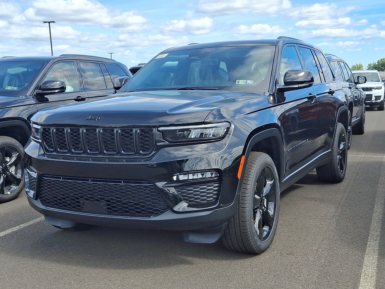 2025 Jeep Grand Cherokee Limited photo 3
