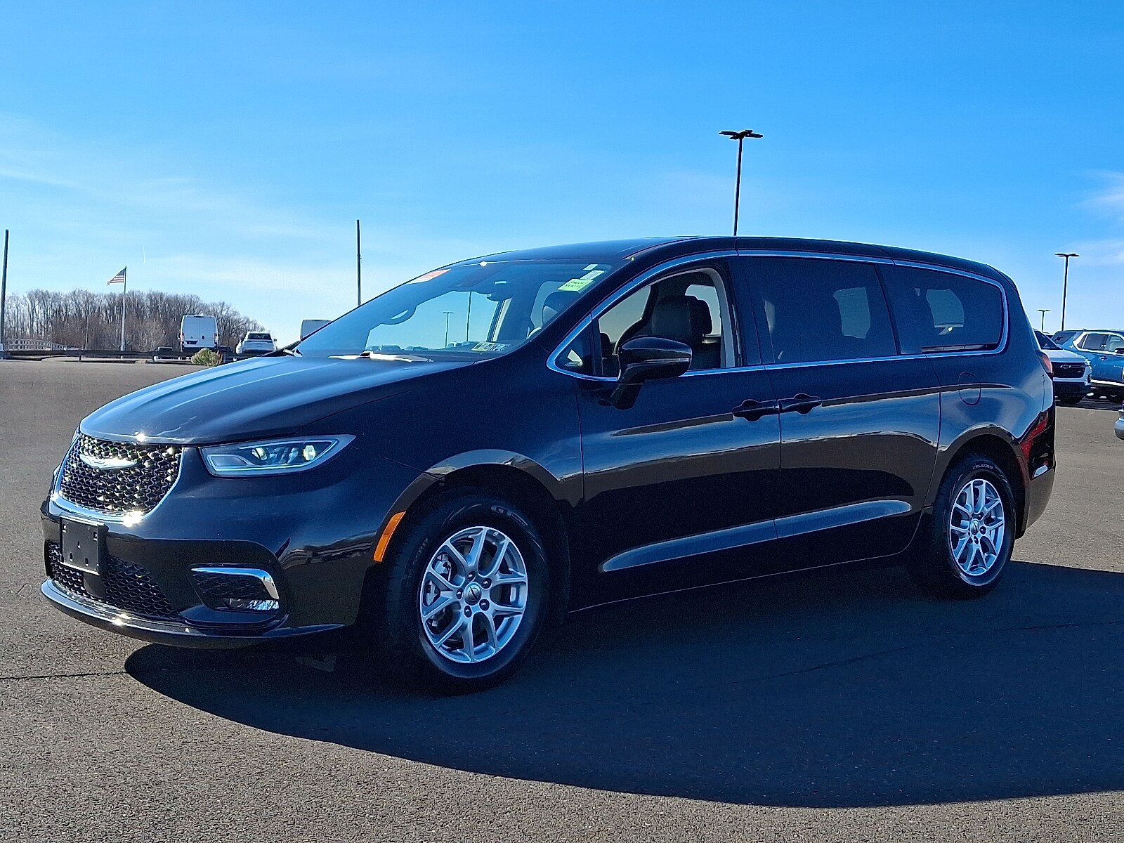 2024 Chrysler Pacifica Touring L photo 2