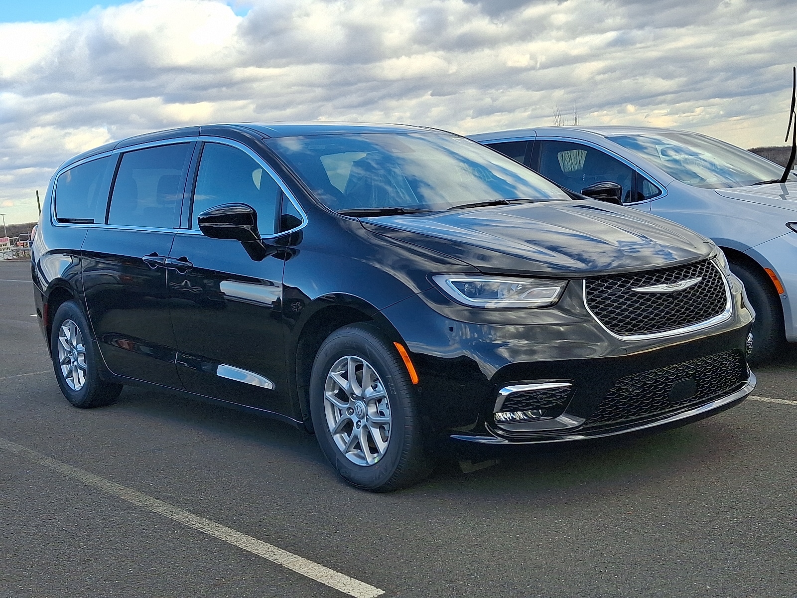 2026 Chrysler Pacifica Select's photo