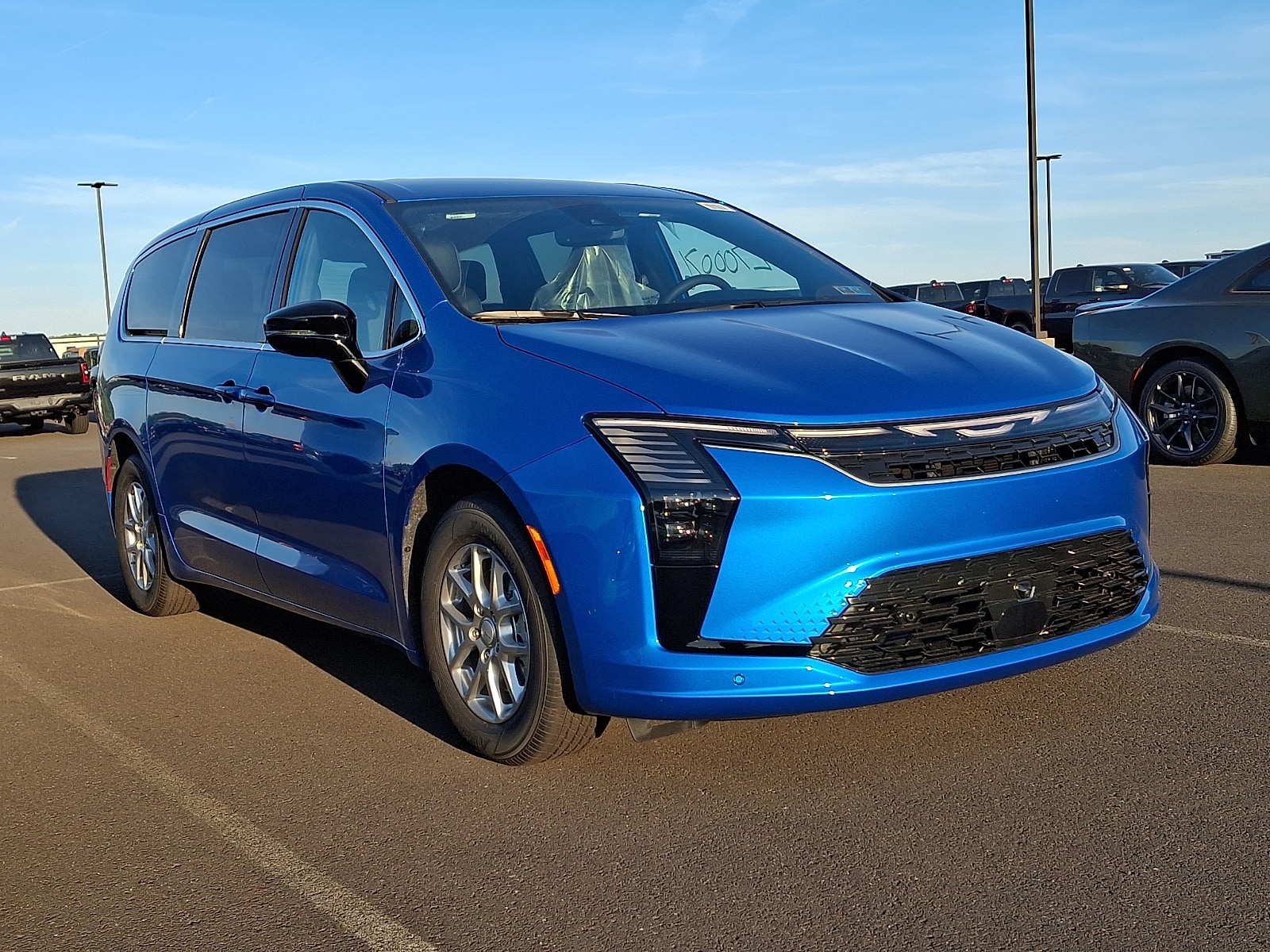 2027 Chrysler Pacifica Select's photo
