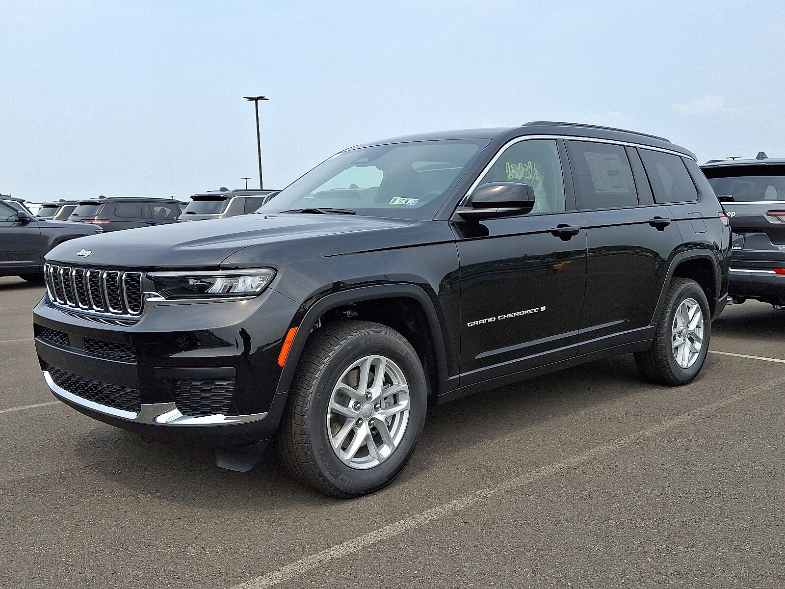 2025 Jeep Grand Cherokee Laredo photo 3