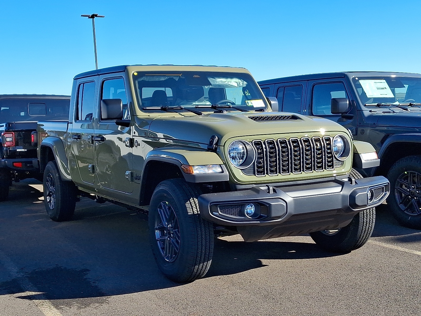 2026 Jeep Gladiator Sport S's photo